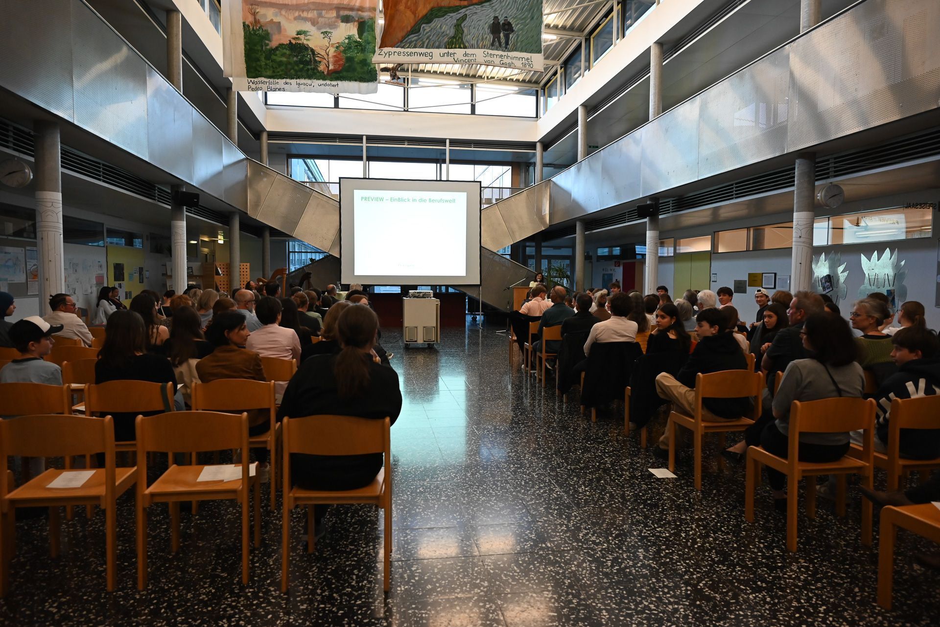 Zahlreiche Eltern und Schüler kamen zur Präsentation und der anschließenden feierlichen Urkundenverleihung.