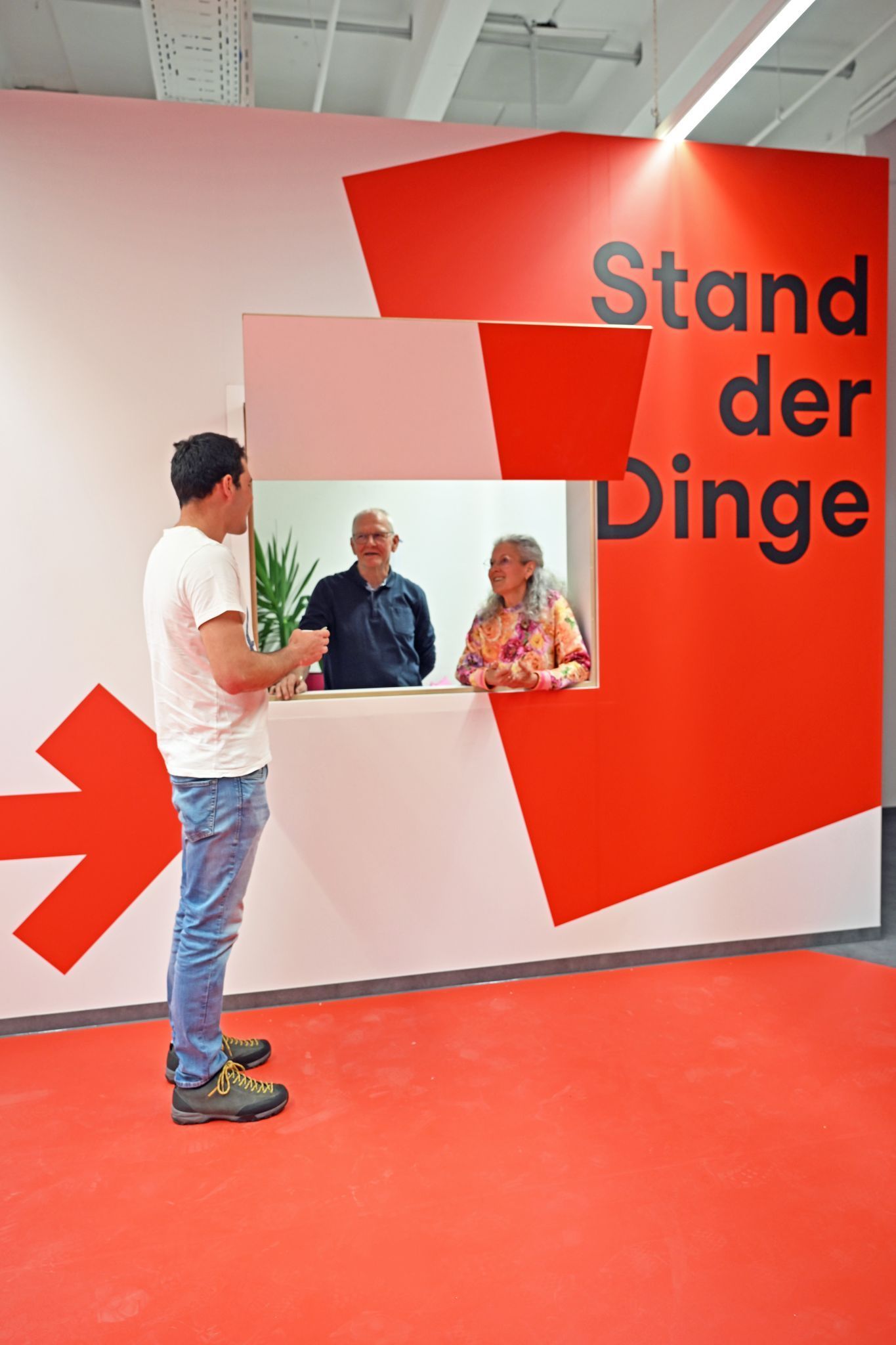 Über das Kioskfenster melden sich Interessierte für ein Gespräch.
