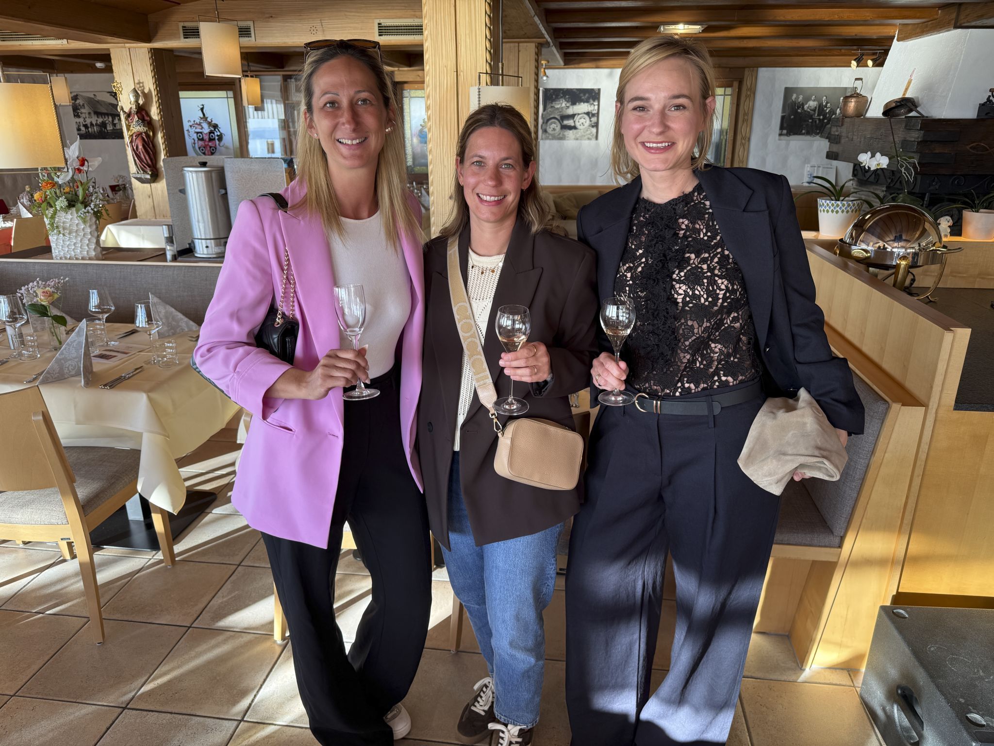 Jaqueline und Nadine Mager mit Mariella Wolf gratulierten herzlich