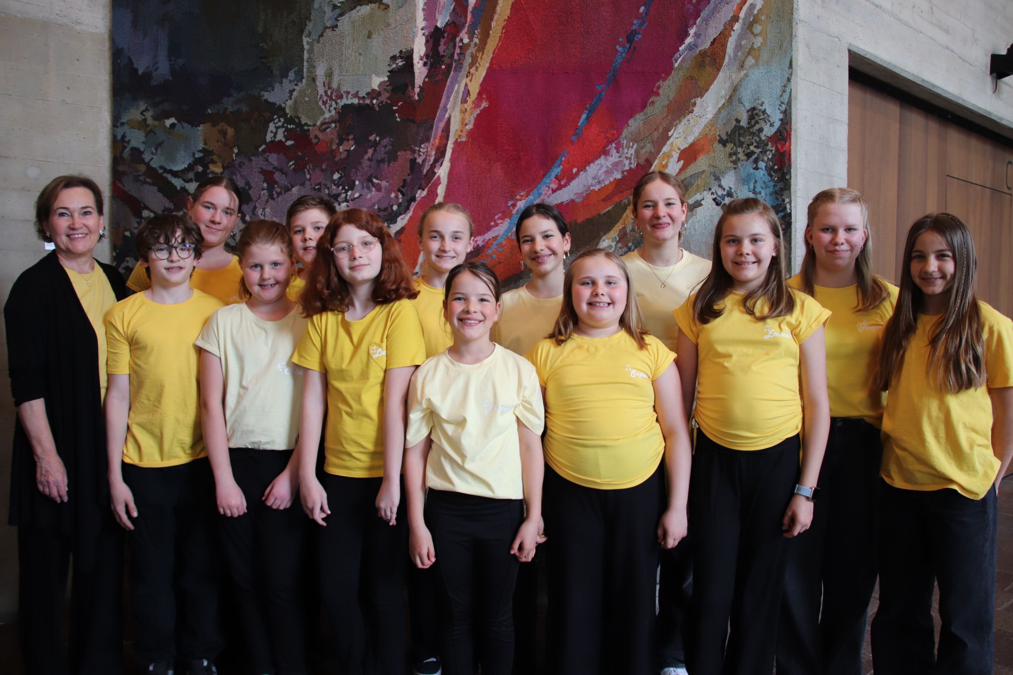 Nach dem Auftritt versammelten sich die 13 Chormitglieder gemeinsam mit Birgit Giselbrecht-Plankel zum Gruppenbild. (Foto: NAM)
