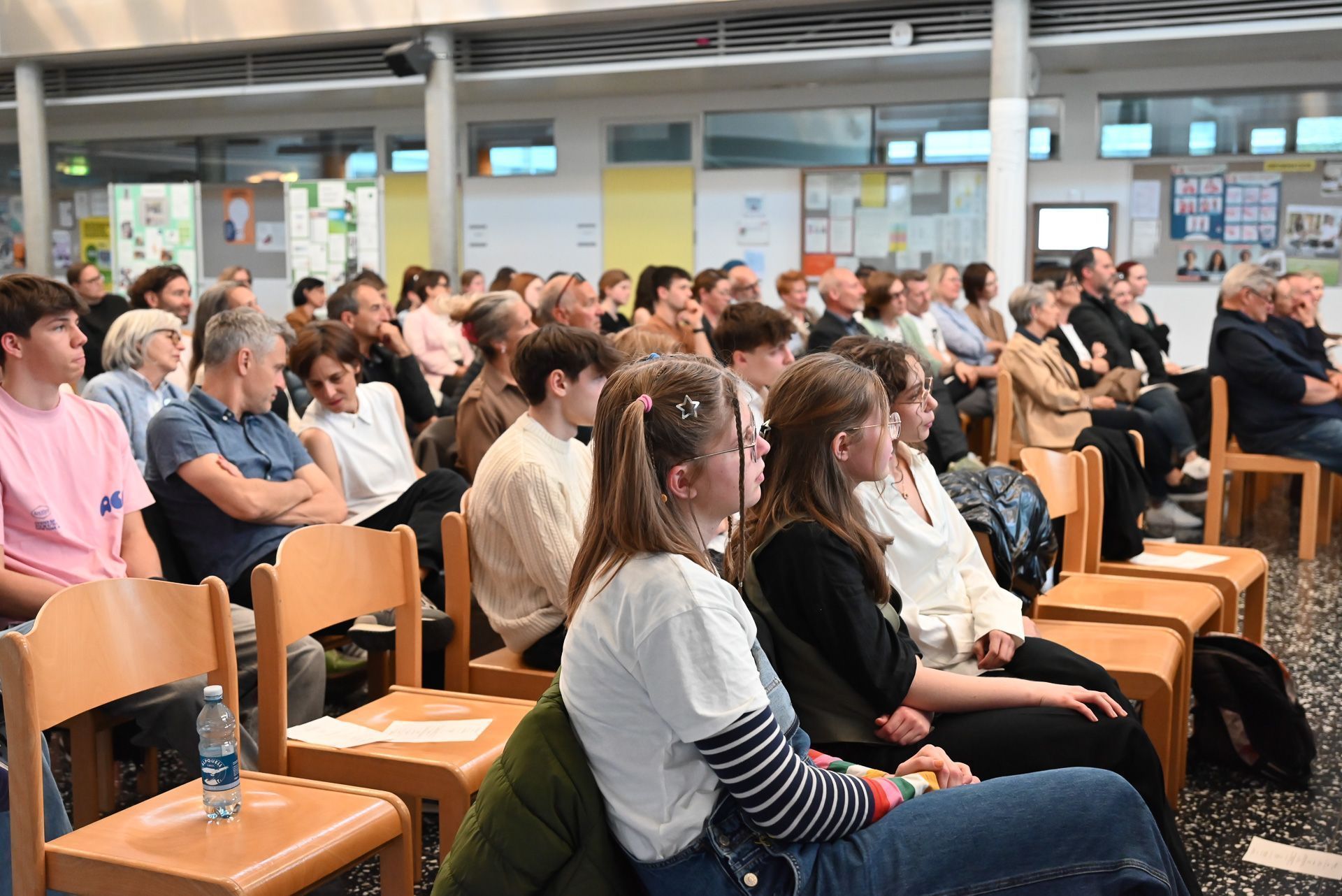 Viele Eltern, Freunde und zukünftige Siebtklässler kamen, um von den Praktikumserfahrungen der Schüler zu erfahren.