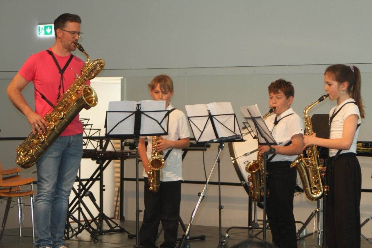 Saxophon-Ensemble mit Lehrer Lukas und Constantin, Ella und Adrian. 