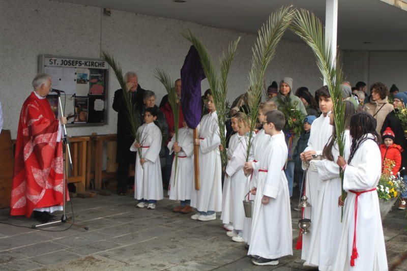 Pfarrer Walter Juen mit den Ministranten.