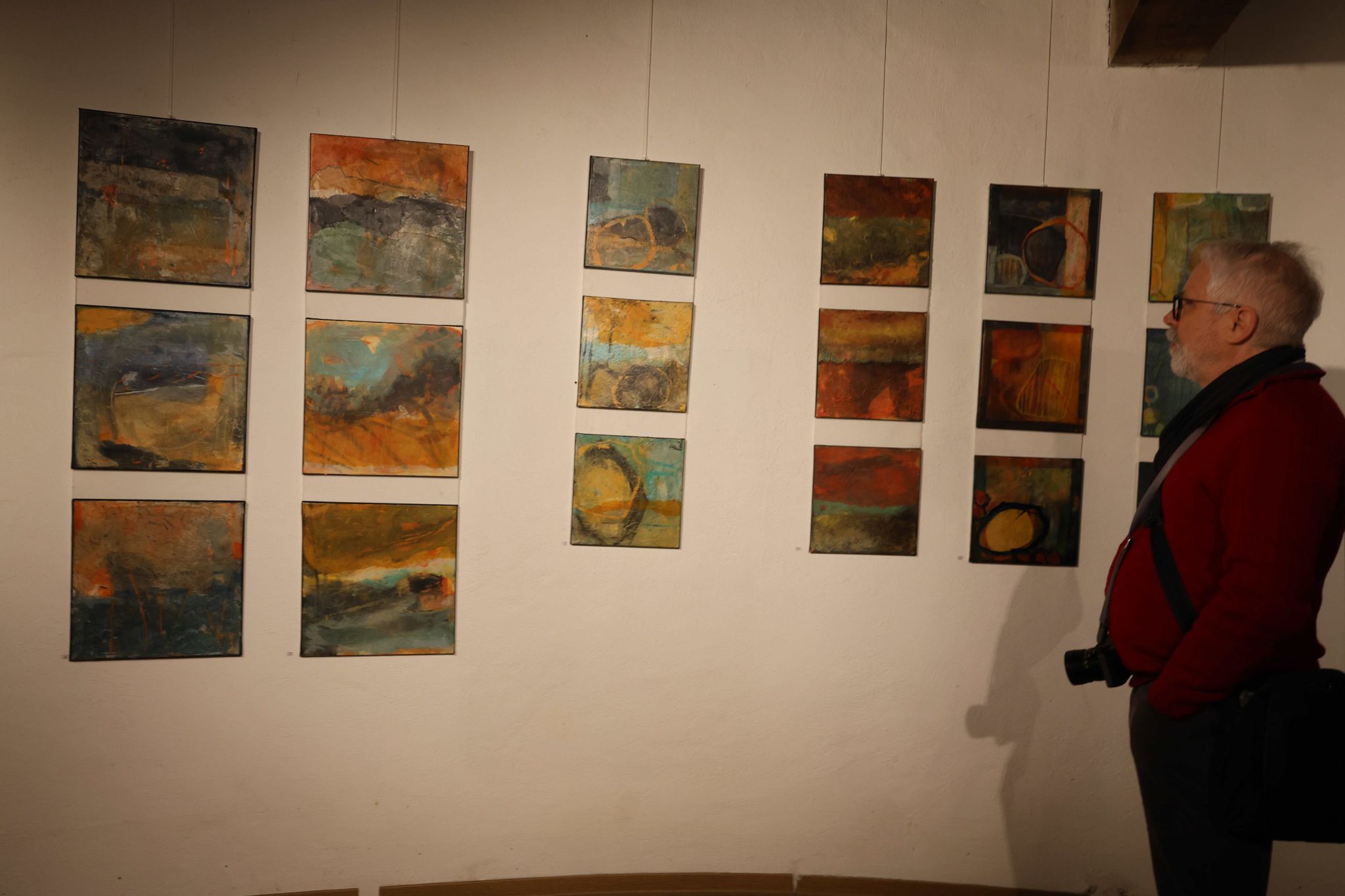 Joachim Wiesner beim betrachten vo Bildern.