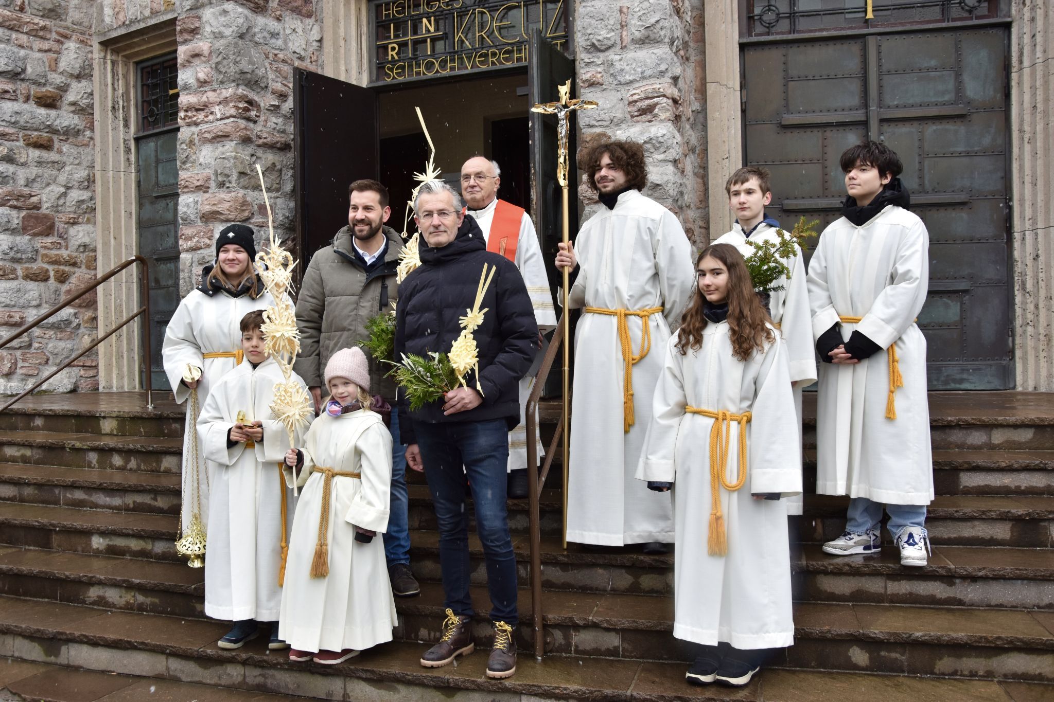 Pfarrer Roland Trentinaglia (ein Bludenzer), Bürgermeister Simon Tschann und Stadtrat Jimmy Heinzl vor dem Messeinzug in die Pfarrkirche Heilig Kreuz