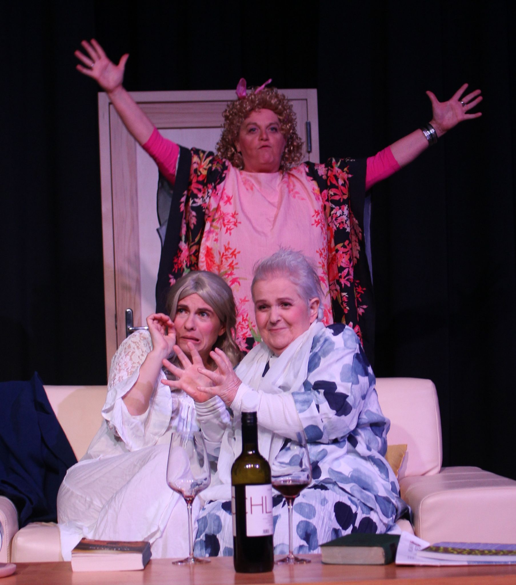 Diplomcleanerin Dunja (Karin Sohm) mit übersinnlichen Kräften: Gelingt es ihr, die beiden Gespenster „hinüber zu bringen“?   