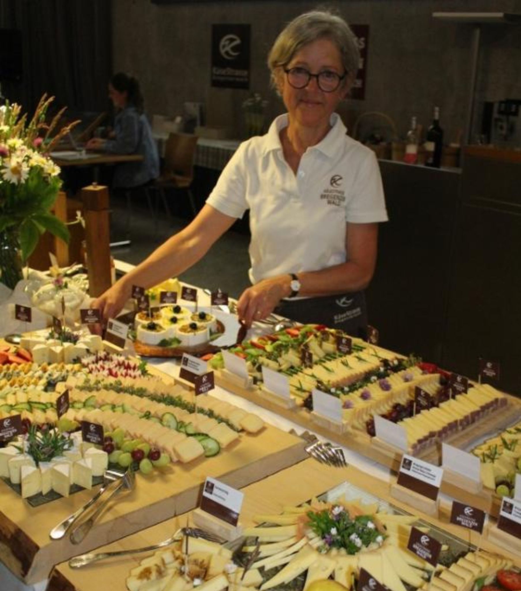 Kulinarisch begleitet wird der musikalisch-literarische Abend mit traditionellem „Wälder Gaumenwerk“. Auf den Teller kommen Gsottene Grumpôra mit Bergkäs, Zeogoro und allem, was die KäseStraße sonst noch zu bieten hat.