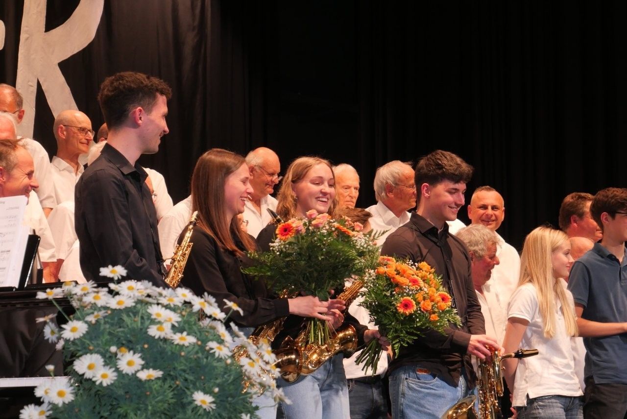 Alle Beteiligten zum Abschluss auf der Bühne. 