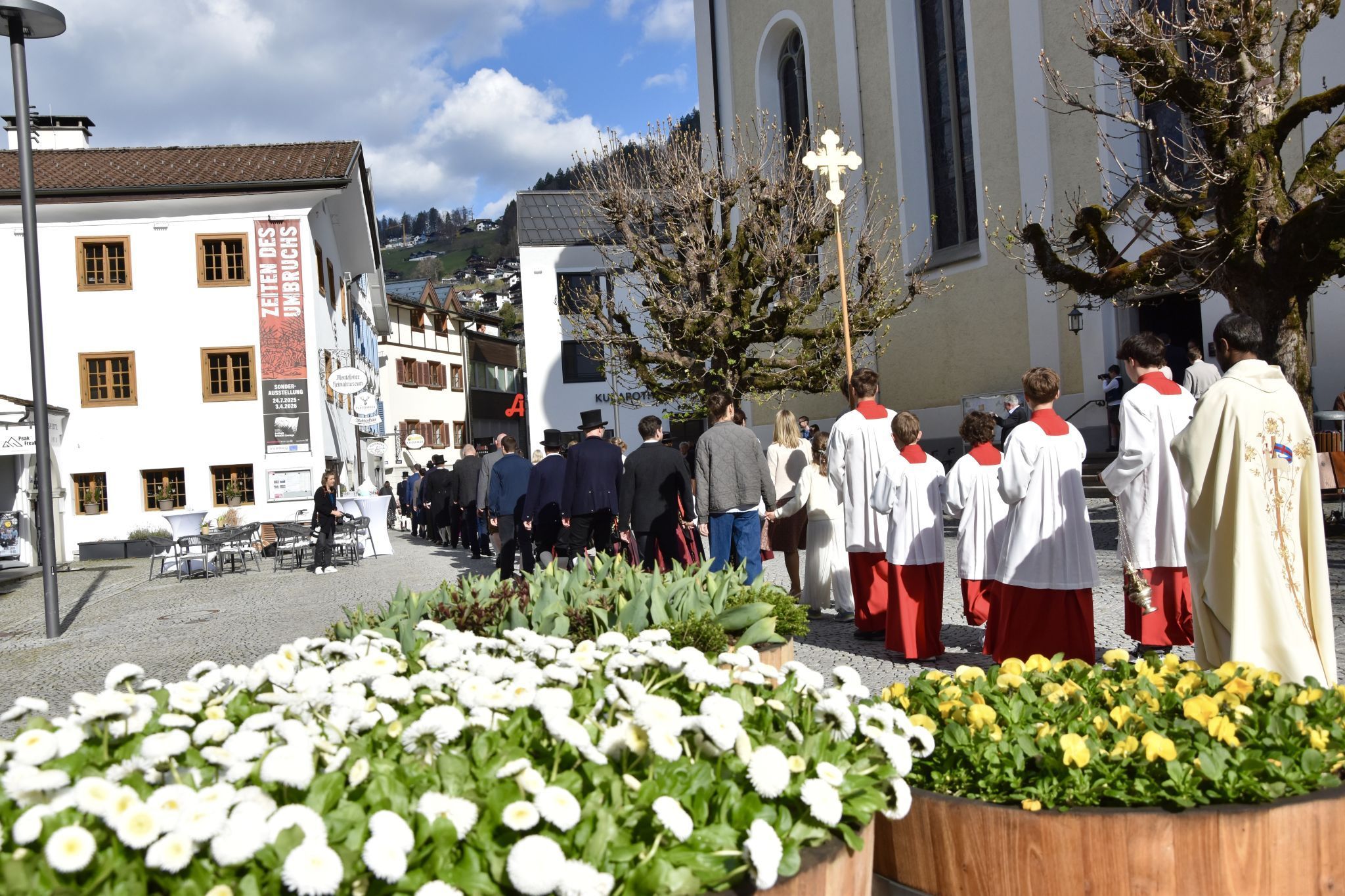 Am Ostermontag feierte die Pfarre Schruns das Fest der Erstkommunion. Mit der Versammlung feierte Kaplan Albert Joseph Jusuraj.