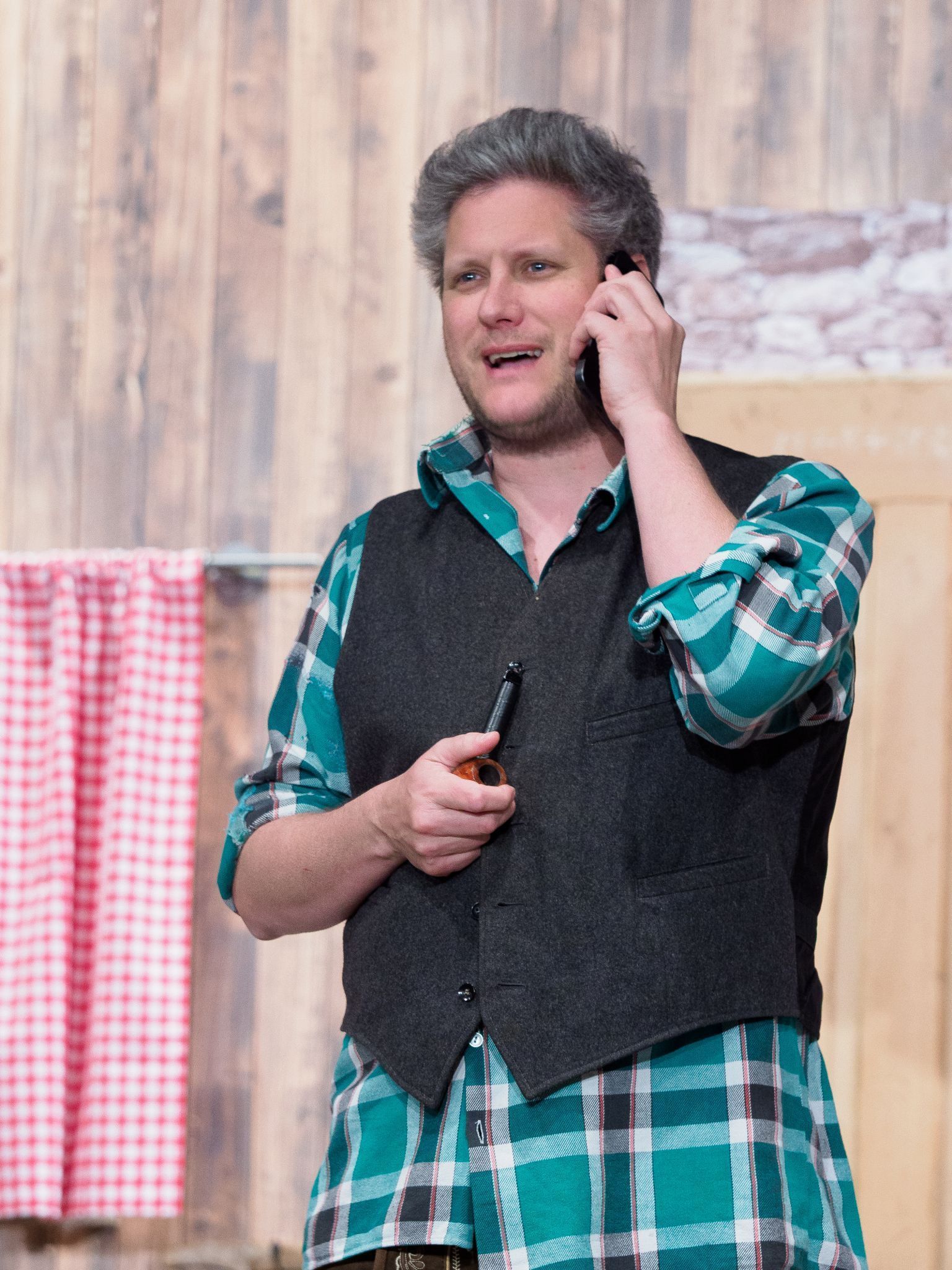 Hüttenwirt Gustl (Steve Mayr) hat stets eine Lösung parat