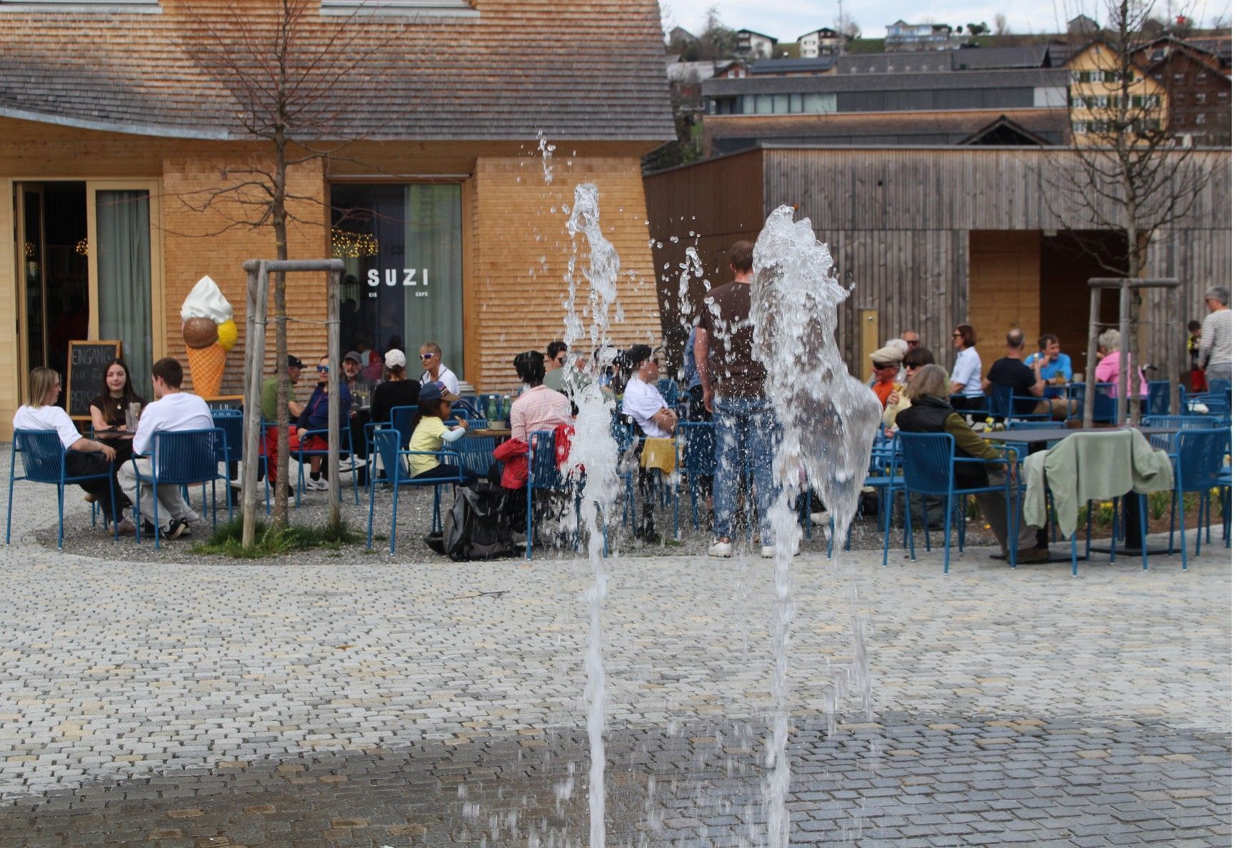Wasser spielt auf dem Egger Dorfplatz eine große Rolle – das Wasserspiel in der Platzmitte wird im Sommer auch für Erfrischung sorgen.