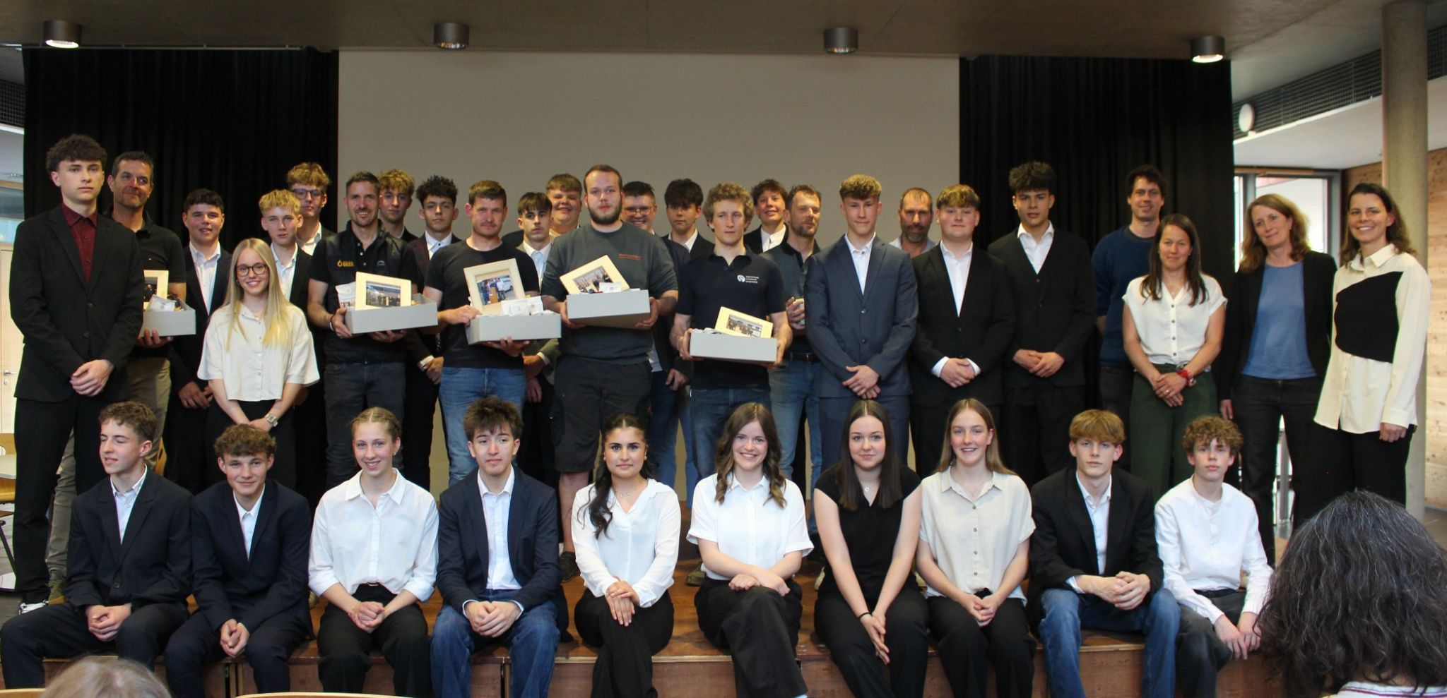 Gruppenbild der dritten Klasse Werkraumschule mit den Vertretern der Partnerfirmen. PETER STRAUSS