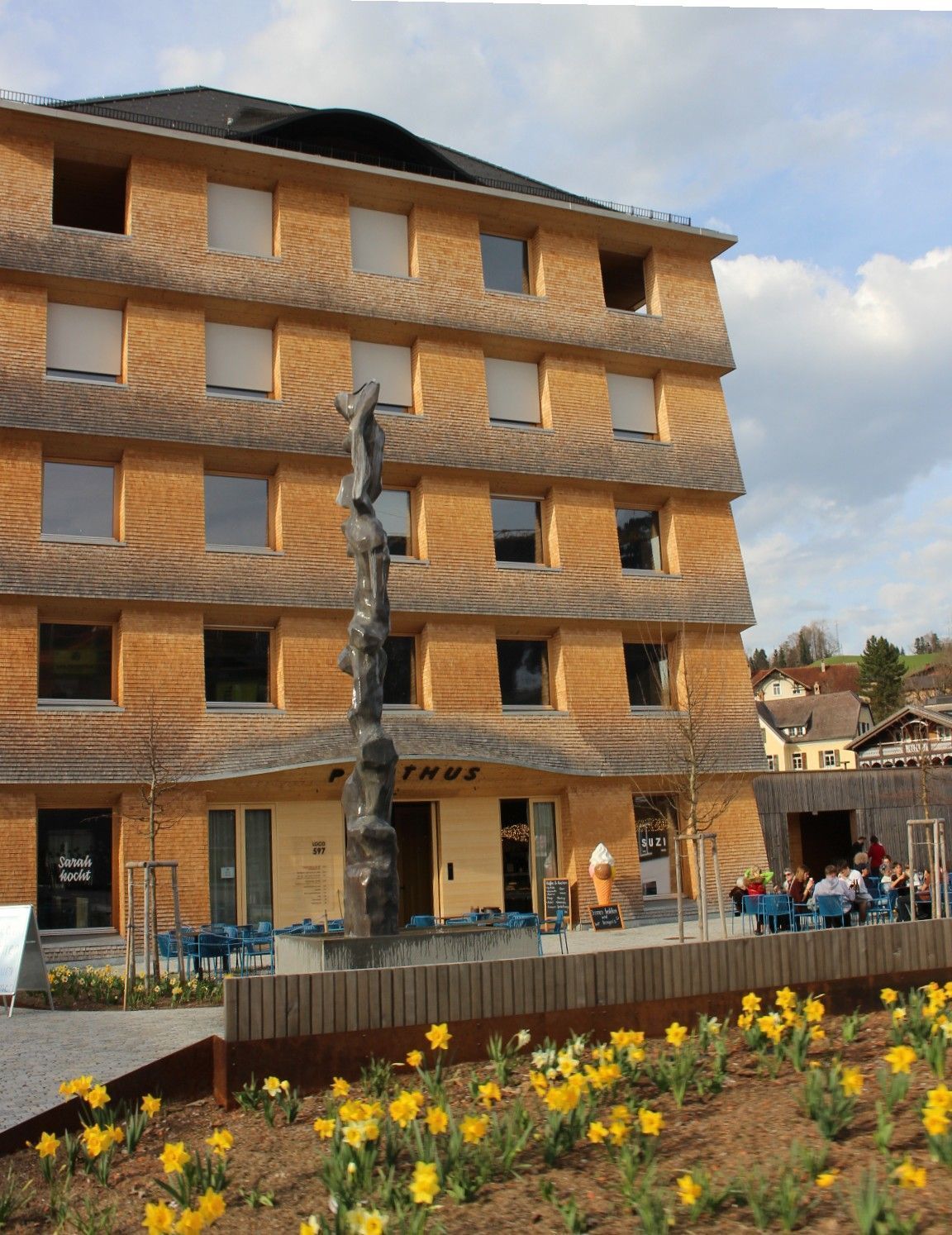 Die Bepflanzungen auf dem Dorfplatz haben noch Luft nach oben – aber die Natur braucht eben ihre Zeit, um sich zu entfalten.   