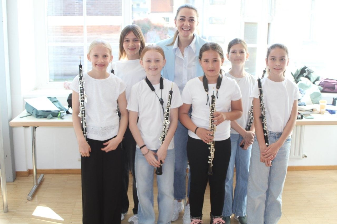 Das talentierte Oboen-Ensemble mit Lea, Zoey, Sara, Karlina, Frida und Paula mit Pädagogin Alesia Linder.