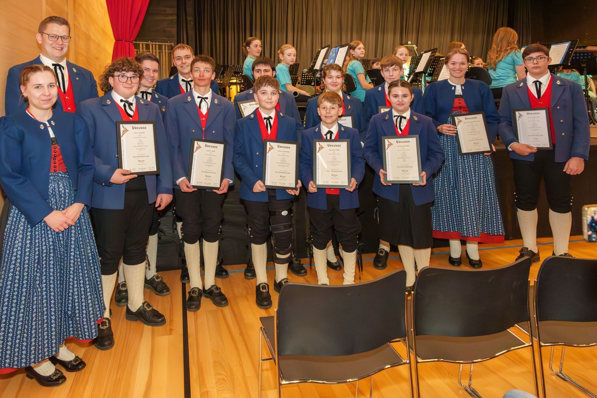 Jugendleiterin Vanessa Rudigier und Obmann Peter Scheider (v.li.) mit den erfolgreichen Jungmusikantinnen und Jungmusikanten.