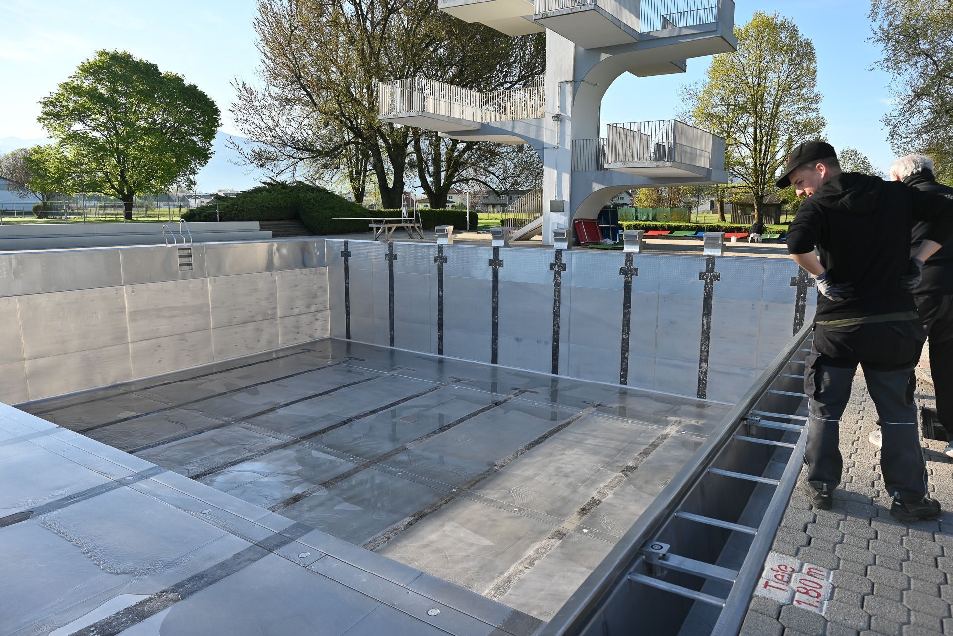 Ganz langsam wird Wasser in die Becken gefüllt.