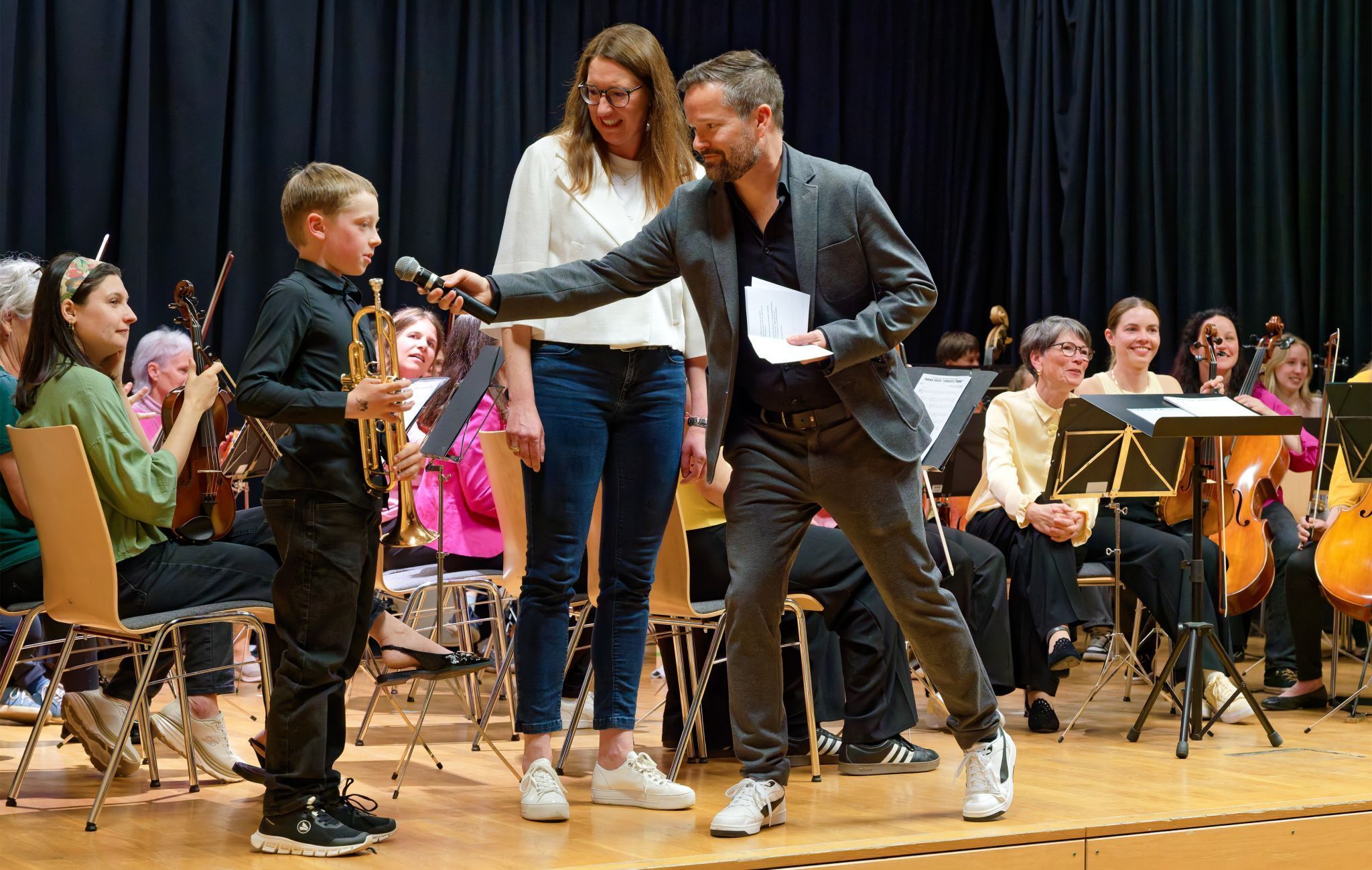 Elisabeth Strassmair (Raiffeisenbank Bludenz-Montafon) und Musikschuldirektor Ralph Hollenstein übergaben symbolisch eine Trompete an den Schüler David Ganahl. Foto: Musikschule Montafon