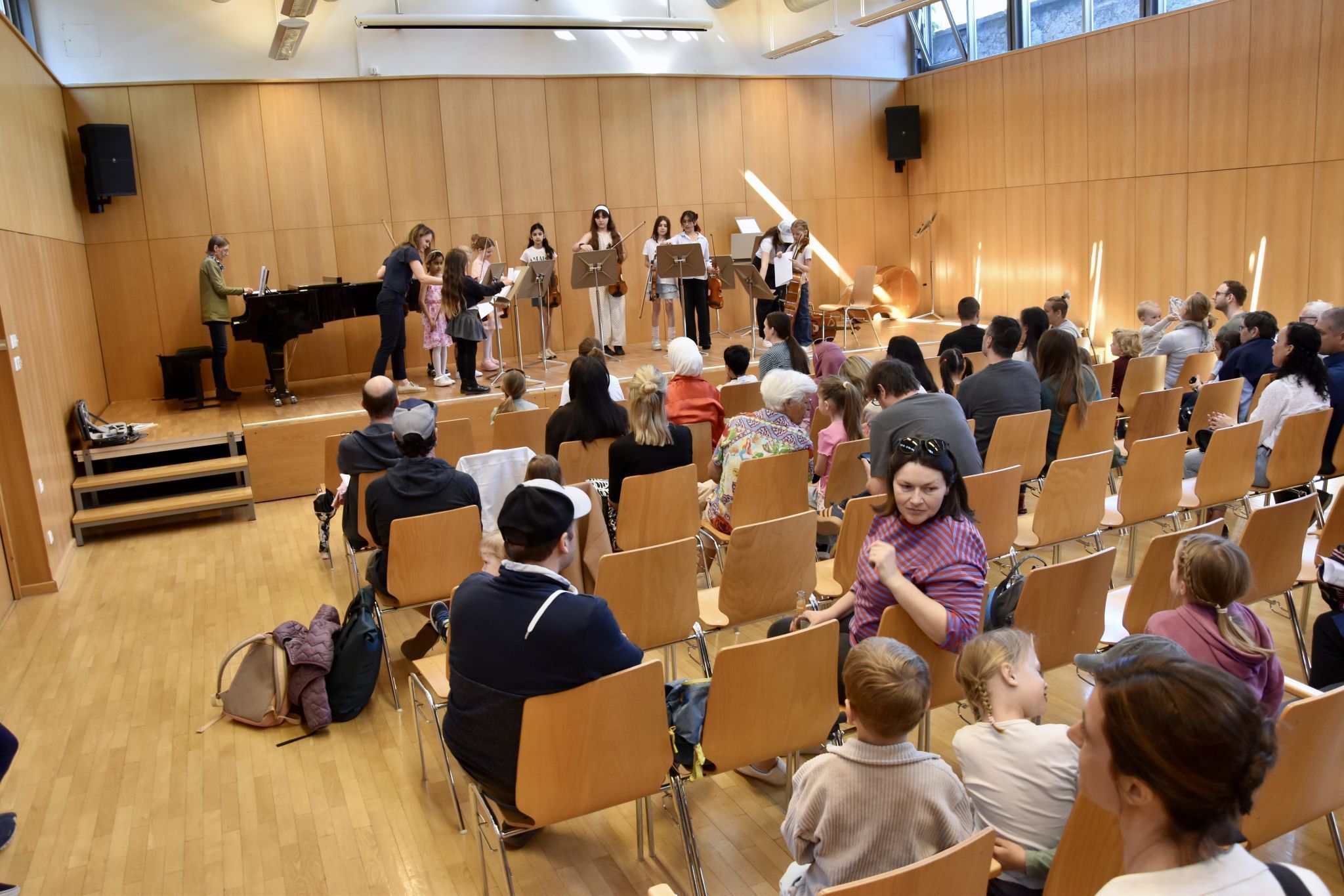 Im Saal im Park lauschten die Besucherinnen und Besucher den Streicherklängen.