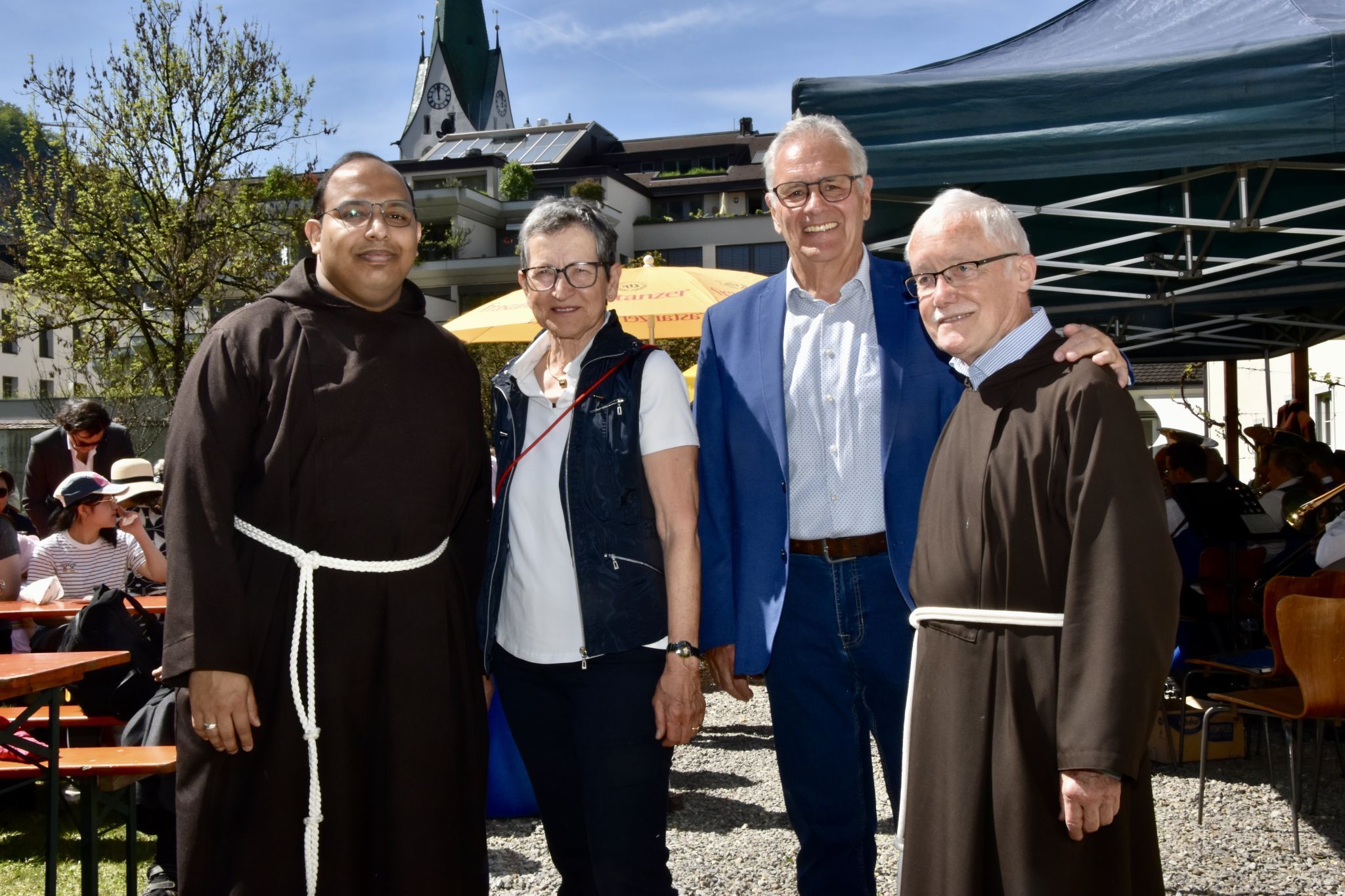 Bruder Dhil Konikkara (Guardian des Kapuzinerklosters Feldkirch), Greti Schmid (Präsidentin des Freundeskreises der Vorarlberger Kapuziner), Edgar Mayer (Freundeskreis-Vorstandsmitglied) und Bruder Karl-Martin Gort (ehemaliger Guardian des Klosters).