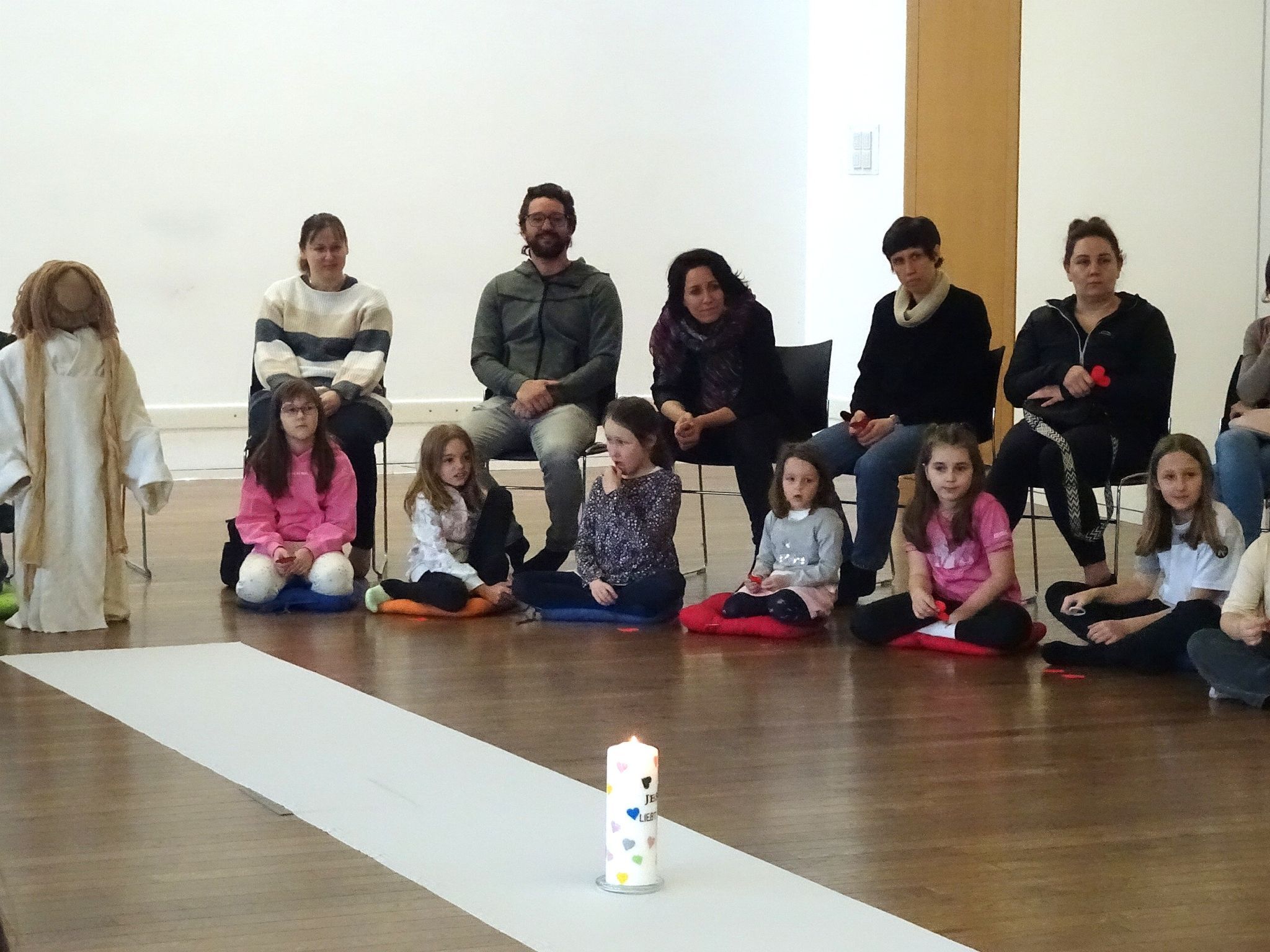 Gemeinsam entdeckten die Kinder die Geschichte von Gründonnerstag neu.