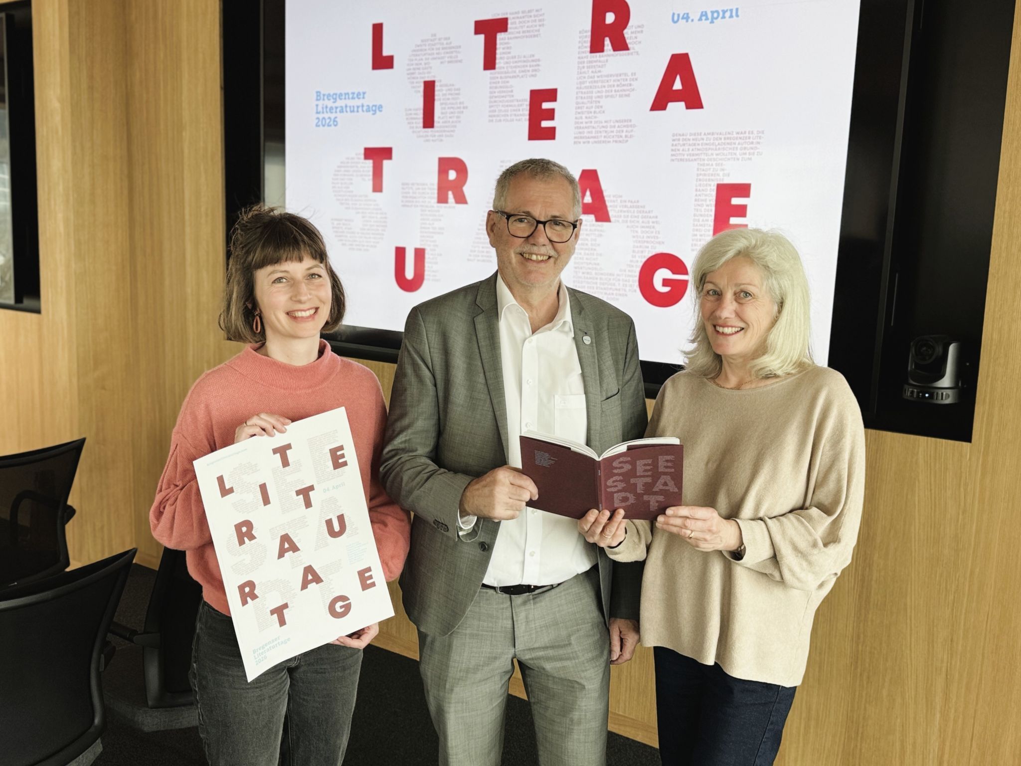 Bregenzer Literaturtage - Mitinitiatorinnen Katharina Leissing und Susanne Denk mit Hausherr Robert Sturn (VLV) bei der feierlichen Eröffnung.