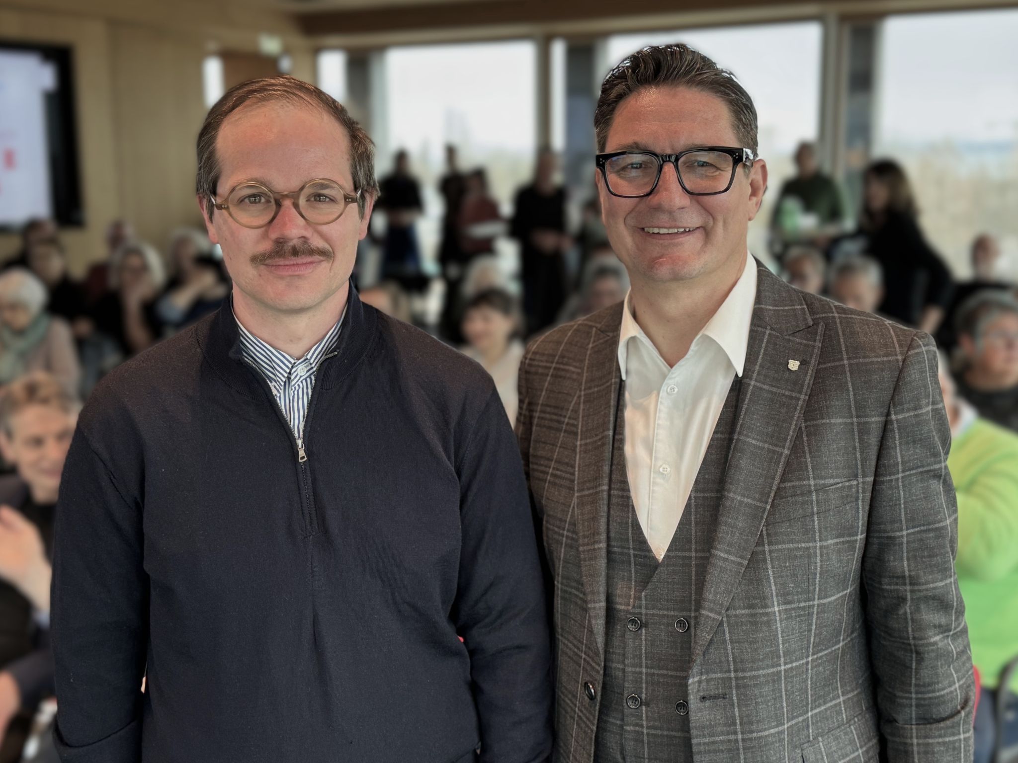 Autor Benjamin Quaderer mit Stadtrat Reinhold Einwallner.