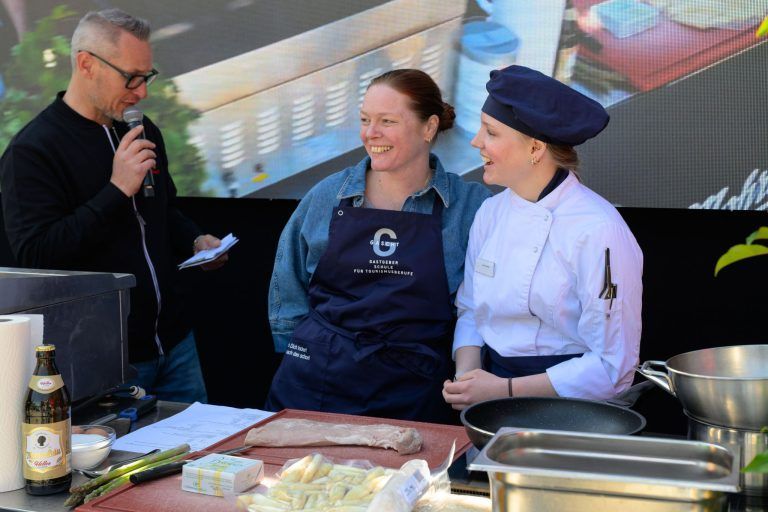 Zwischen Kirschbaum und Hühnerstall: Vorhang auf für die Schau!