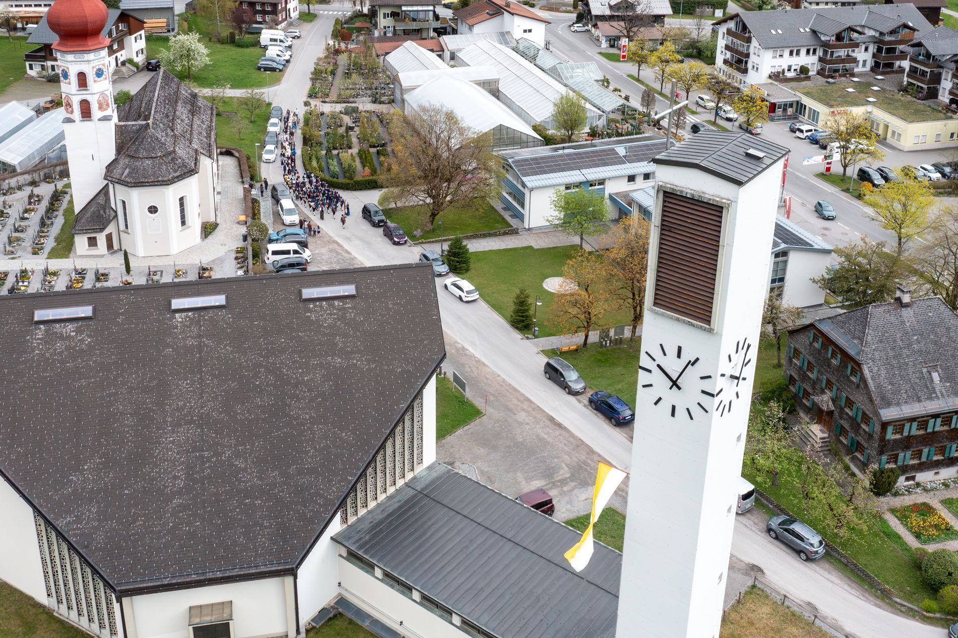 Die Kinder und ihre Paten wurden von der Harmoniemusik zur Kirche begleitet.