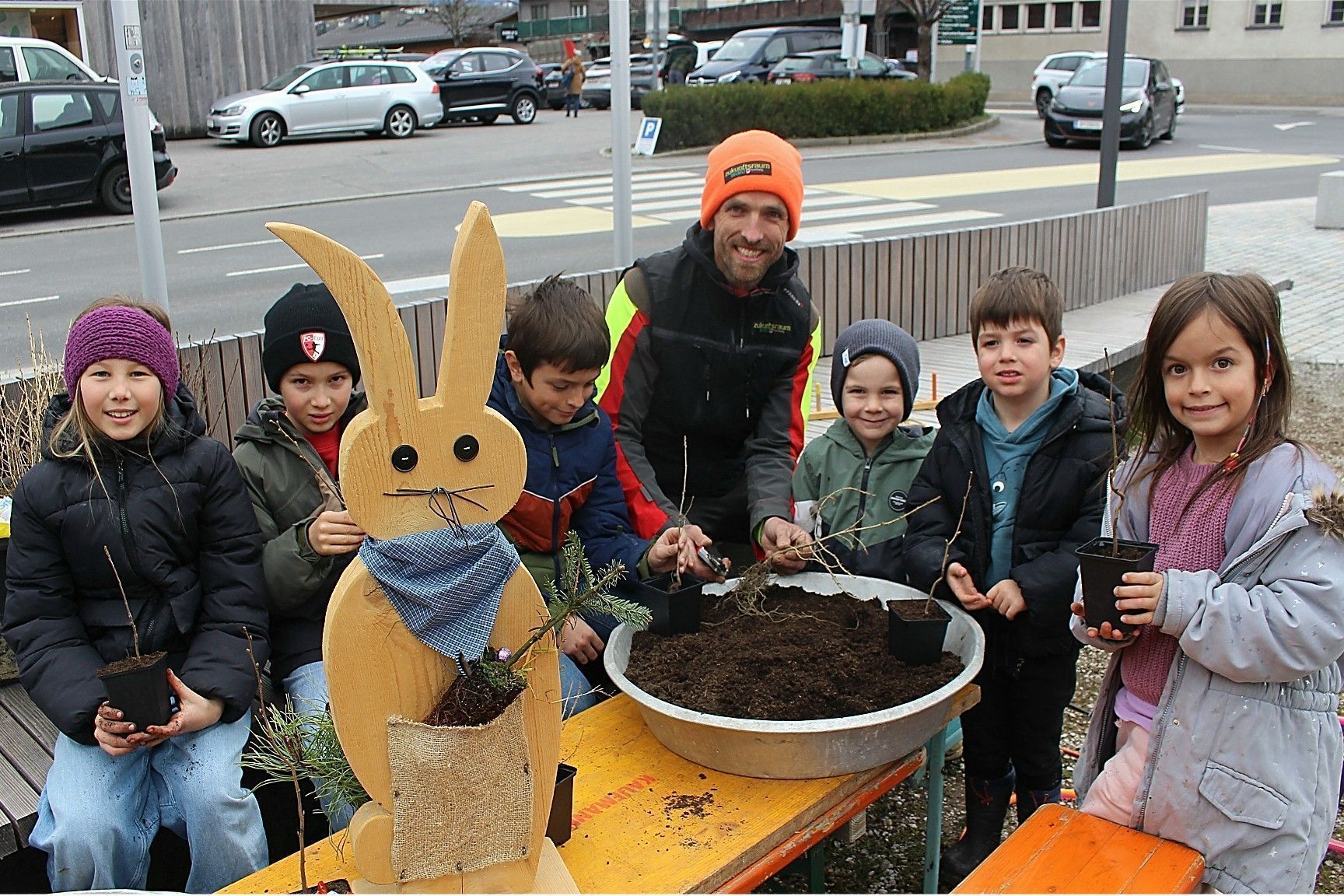 Mit Aktivisten der Initiative „Zukunftsraum Wald“ konnten Kinder lernen, Baum-Setzlinge zu pflanzen und durften diese mit nach Hause nehmen. PETER STRAUSS