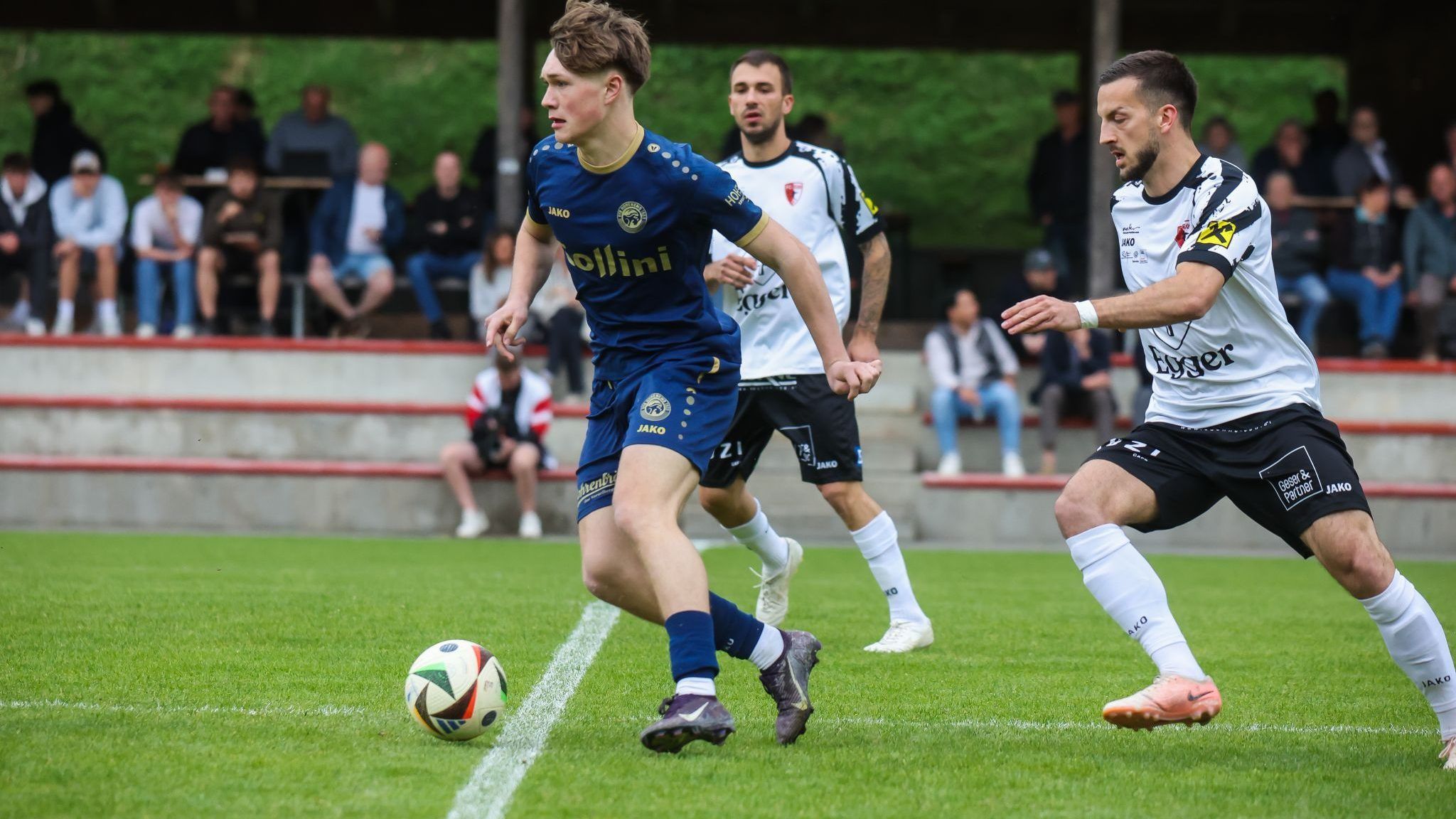 Noel Gunz im Laufduell mit Bojan Avramovic zählte zu den Aktivposten. VN-STEURER