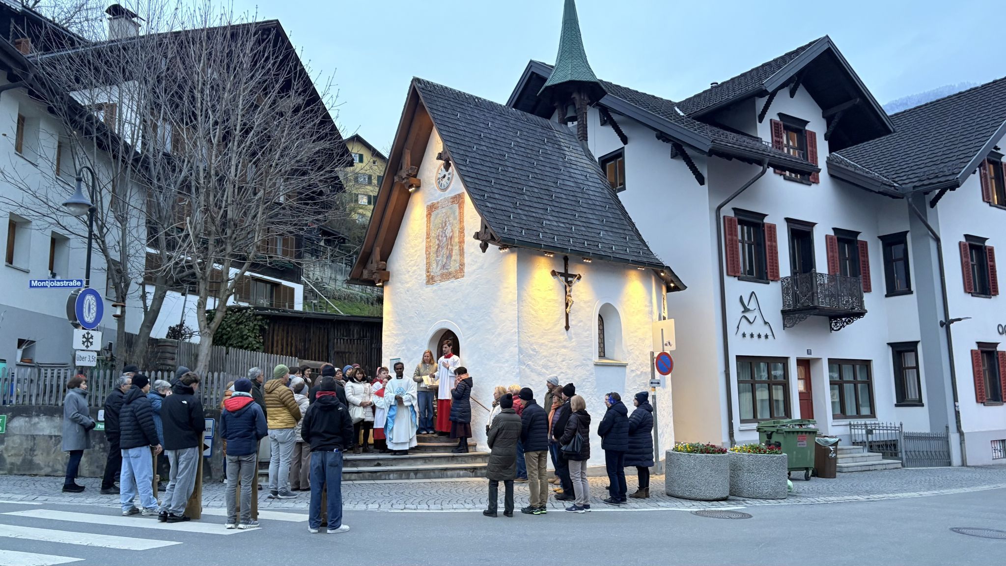 Kaplan Albert Joseph Jesuraj - hier vor der Litzkapelle- dankte den Mitfeiernden an der Abendmahlsliturgie für ihre Teilnahme.