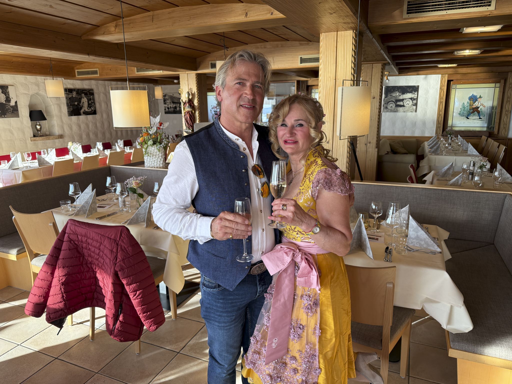 Monika Sophia Johnson und Friedrich Schertler beim Umtrunk