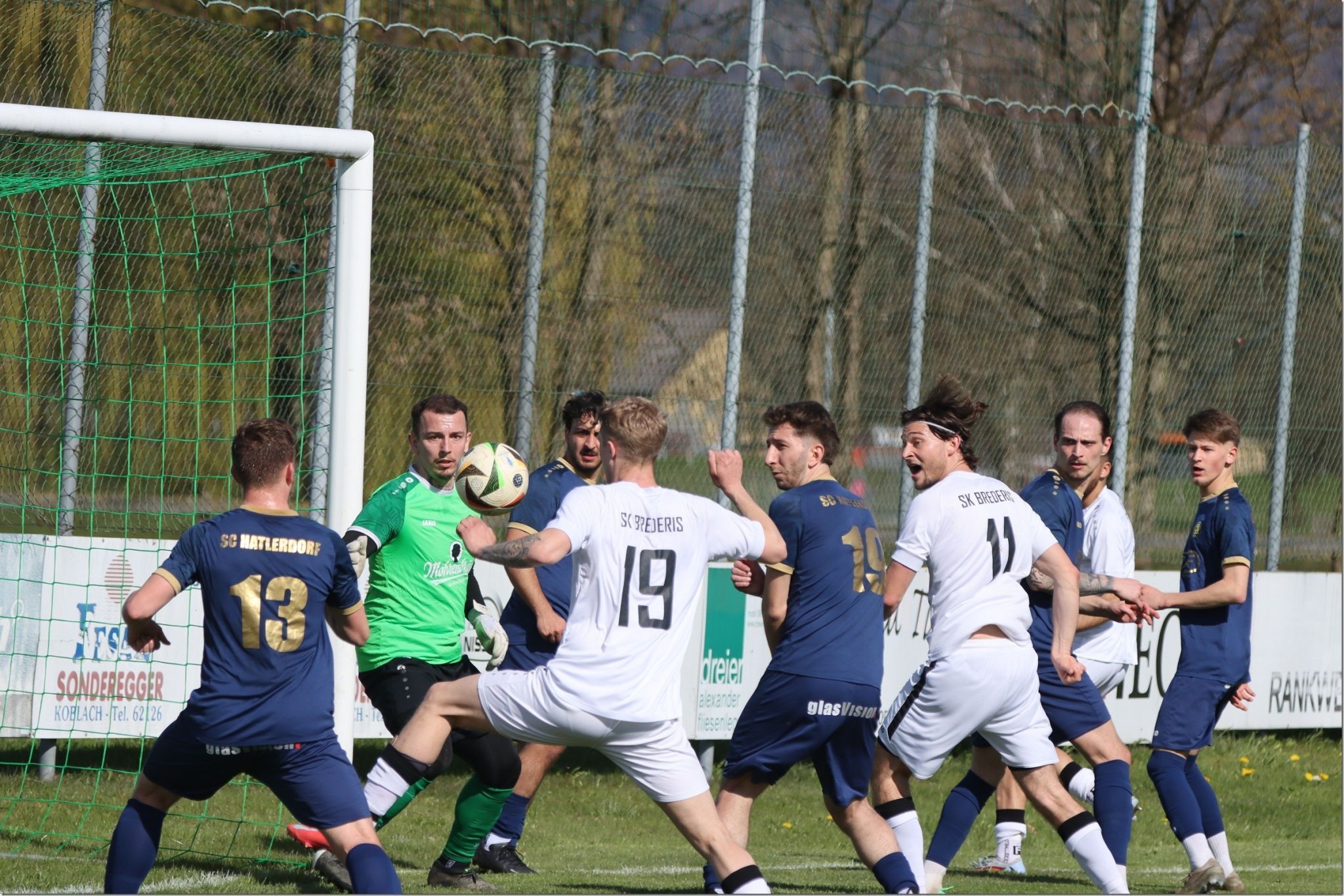 Solche Szenen gab es zuhauf im Hatlerdorf-Strafraum.