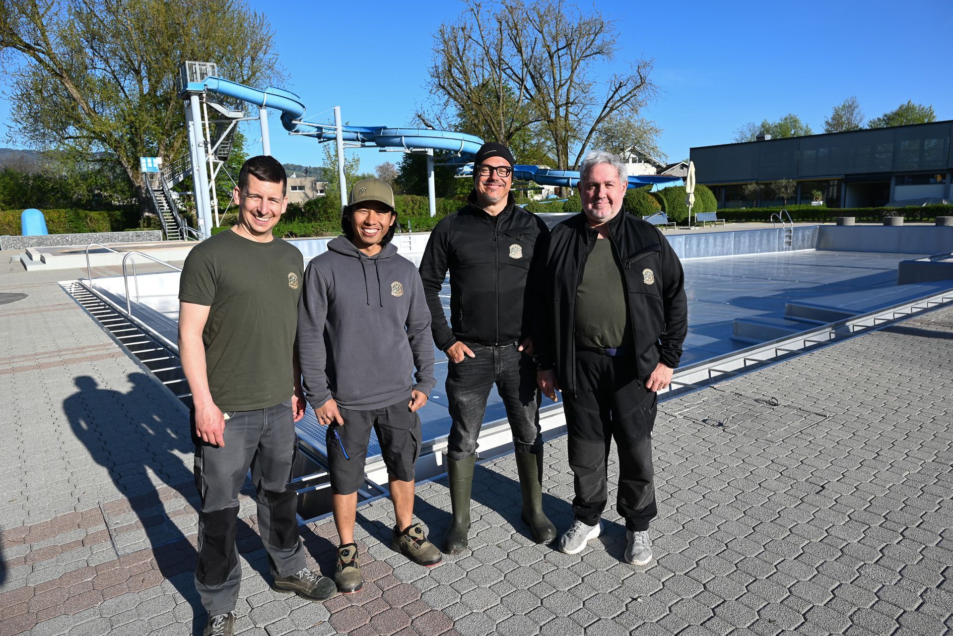 Lustenaus Bademeister sind bereit für die kommende Badesaison. Seit Freitagfrüh werden die Becken gefüllt. Tobias, Ari, Hanno und Gerd haben in den kommenden Tagen alle Hände voll zu tun. 