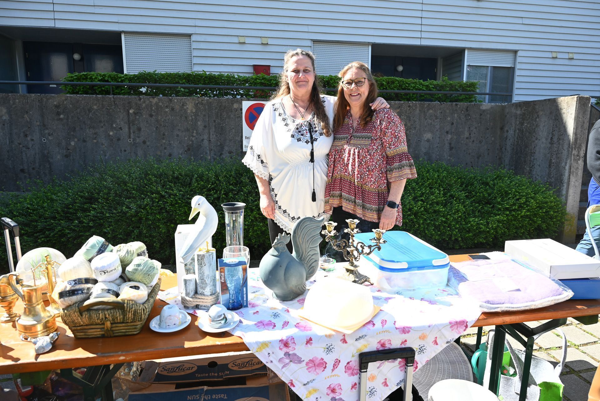 Anni und Heidi sind auch in der Aktivgruppe der HG-Siedlung. Sie waren mit einem eigenen Stand am Flohmarkt vertreten.