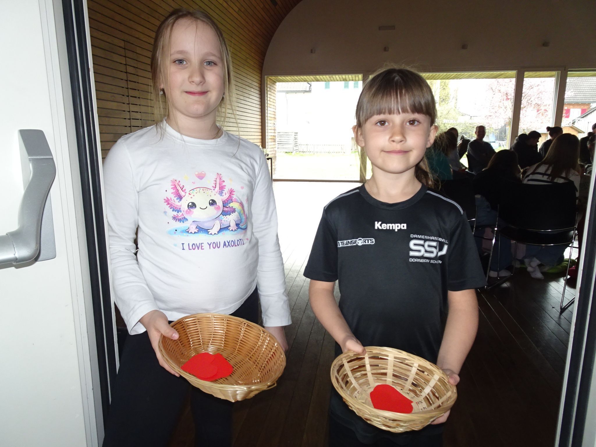 Zoey und Michelle fungierten als Helferinnen und verteilten Herzen an die Gäste.