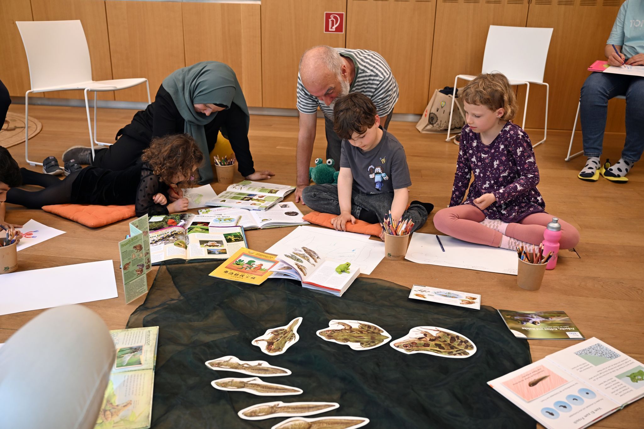 Gemeinsam lernen, entdecken und gestalten – die FamilienForscherZeit in der Stadtbibliothek bot spannende Einblicke und wird fortgesetzt.