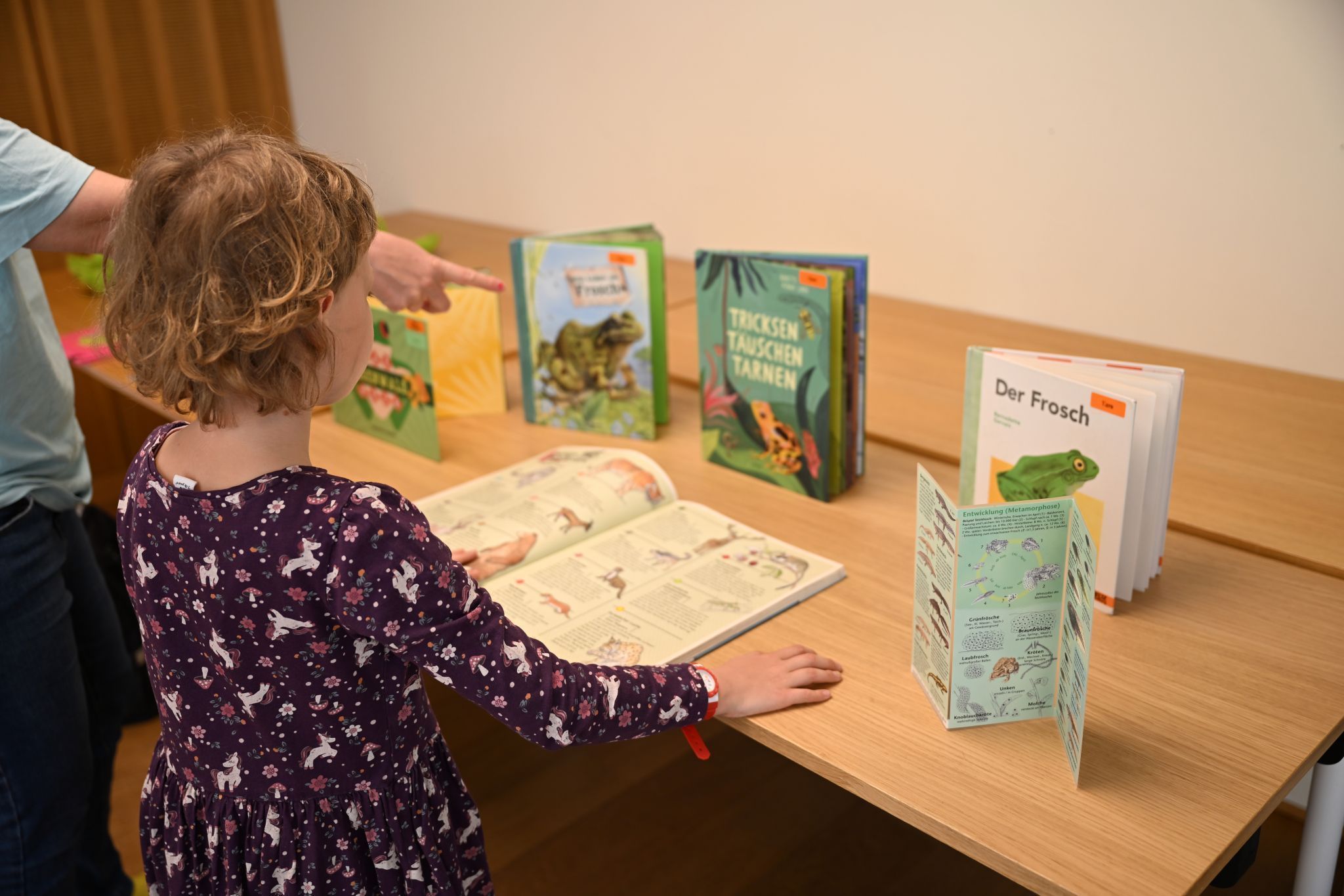 Gemeinsam mit ihren Eltern blätterten die Kinder durch Sachbücher und Tierlexika auf der Suche nach Froschwissen