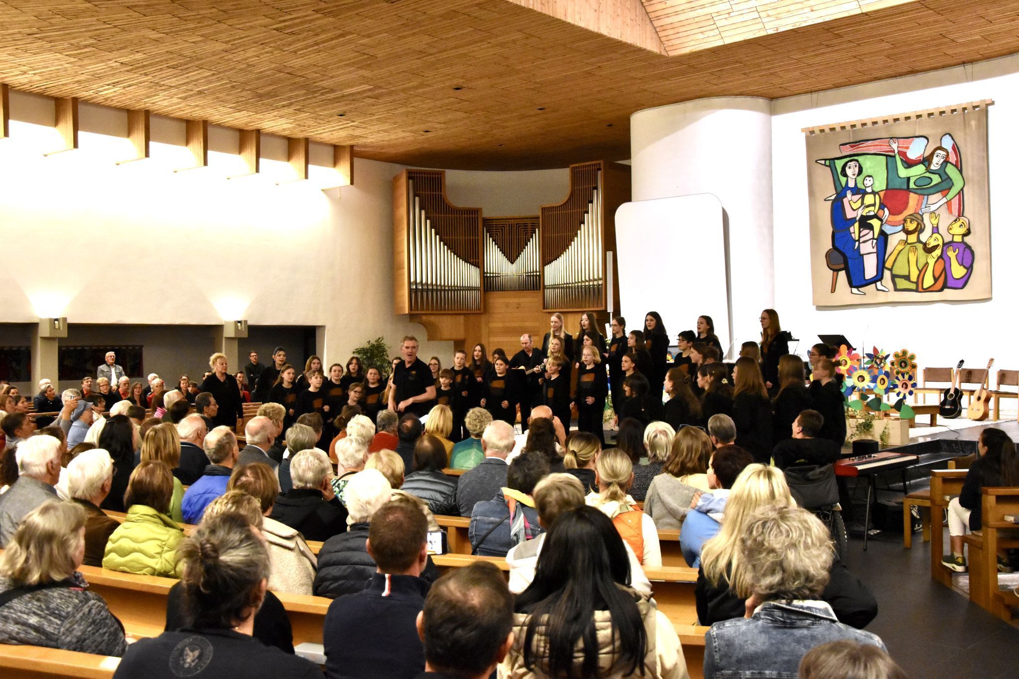 Als special guests wurden in Bürs Schülerinnen und Schüler der Musikmittelschule Götzis mit ihrem Chorleiter Paul Burtscher begrüßt.