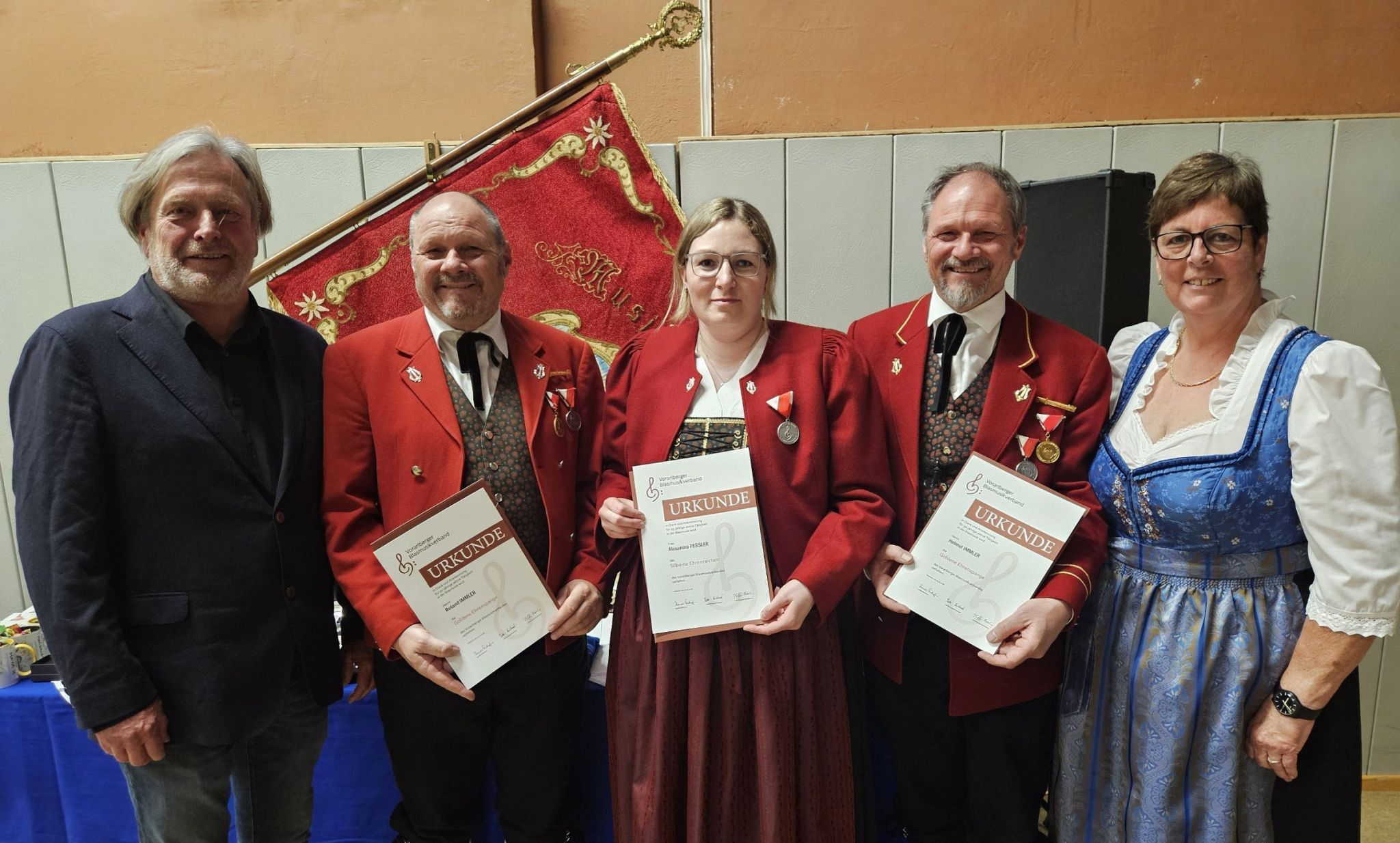 Die Ehrung langjähriger aktiver Musikanten war ein weiterer Höhepunkt: Stabführer Roland Immler und Vorstand Helmut Immler (50 Jahre) sowie Alexandra Fessler (25 Jahre), im Bild mit Bgm. Frank Matt und Kulturreferentin Petra Rührnschopf.
