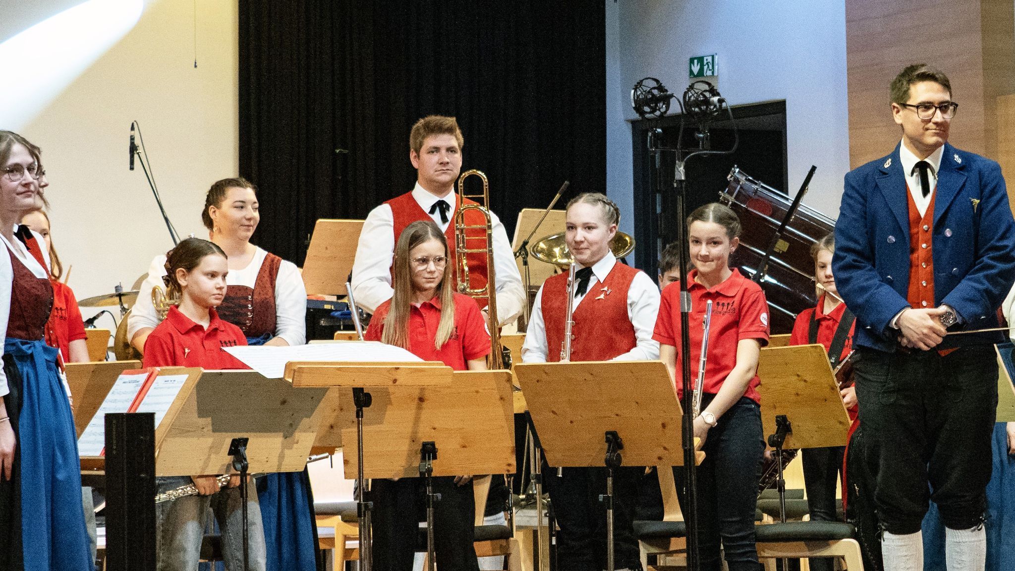 Traditionell eröffnet der Nachwuchs 