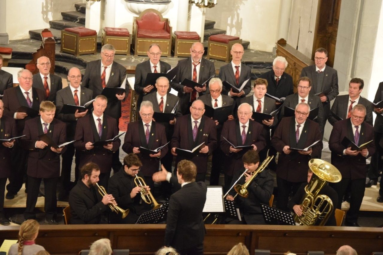 In der letzten Reihe zweiter von Links. Karlheinz Würbel. 