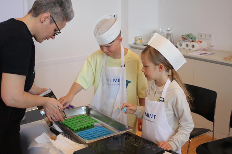 Die neuen Gummibärchen wurden dann auch verköstigt.