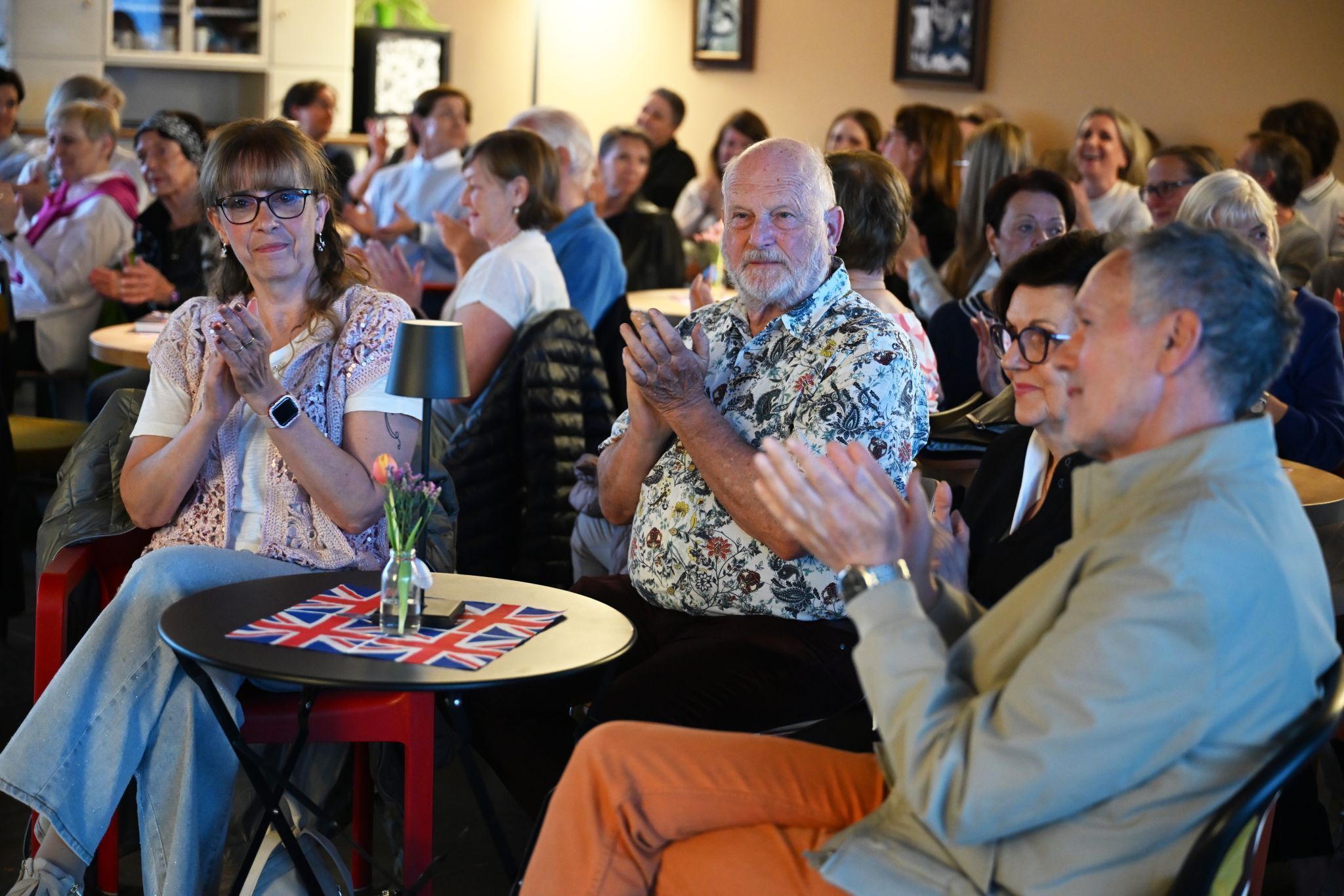 Adelsexpertin Lisbeth Bischoff begeisterte das Publikum mit spannenden Geschichten rund um König Charles.
