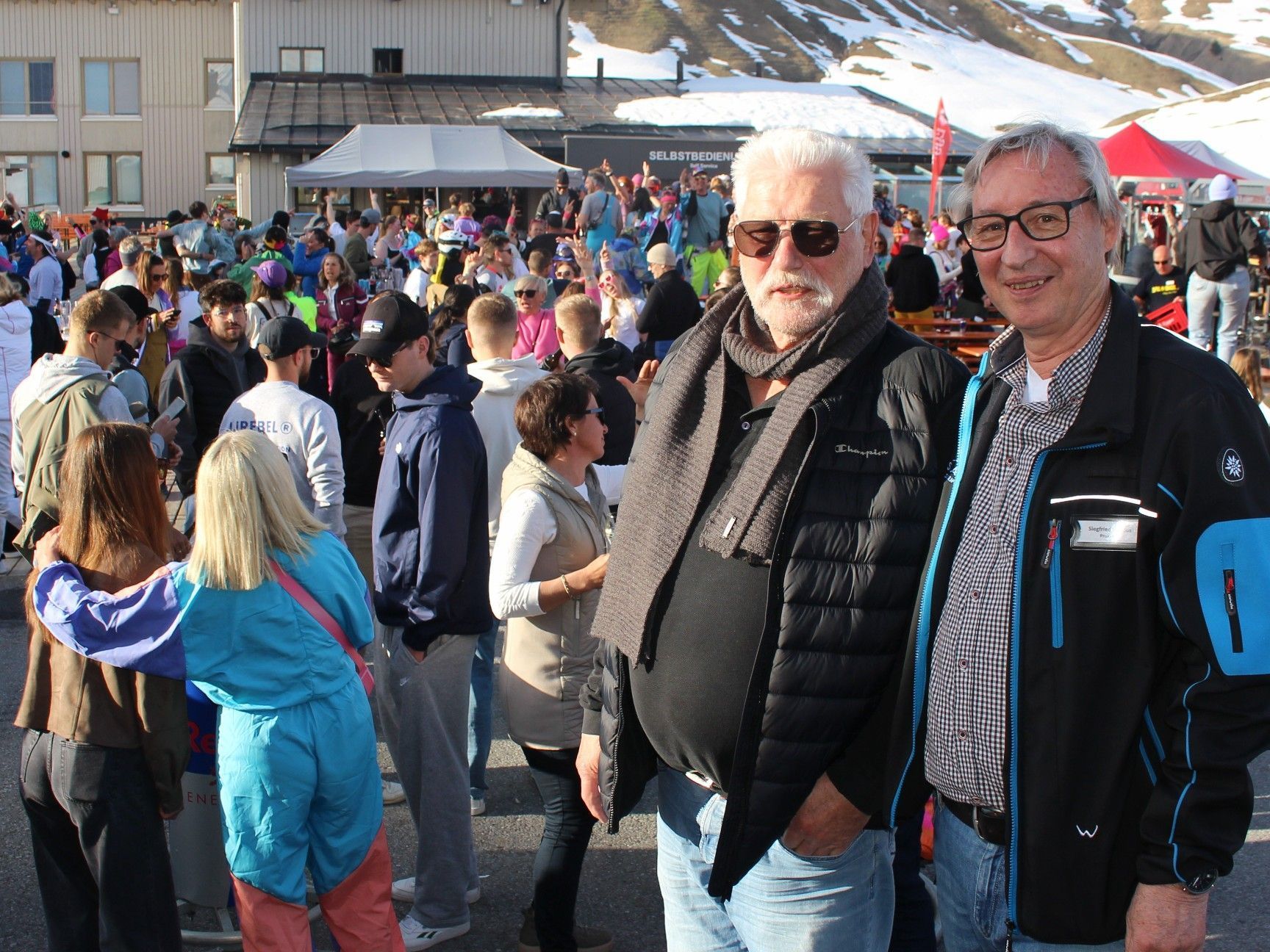 Geschäftsführer Klaus Wiethüchter und Prokurist Siegi Hollaus (r.) strahlten zum Abschluss einer erfolgreichen Saison mit den Partygästen um die Wette.
