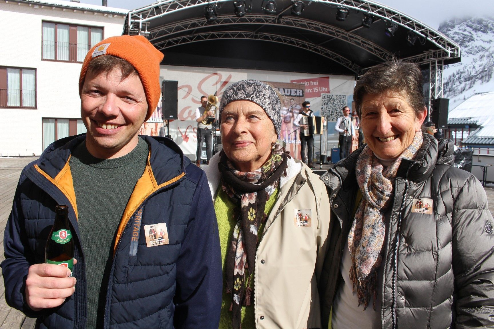 Neugierige „Werbebotschafter“ für das Bezauer Musikfest: „Bergziege“ Reinelde Simma (re.) in Begleitung von Bezauer Musik-Fans mit Musikfest-Klebern.   