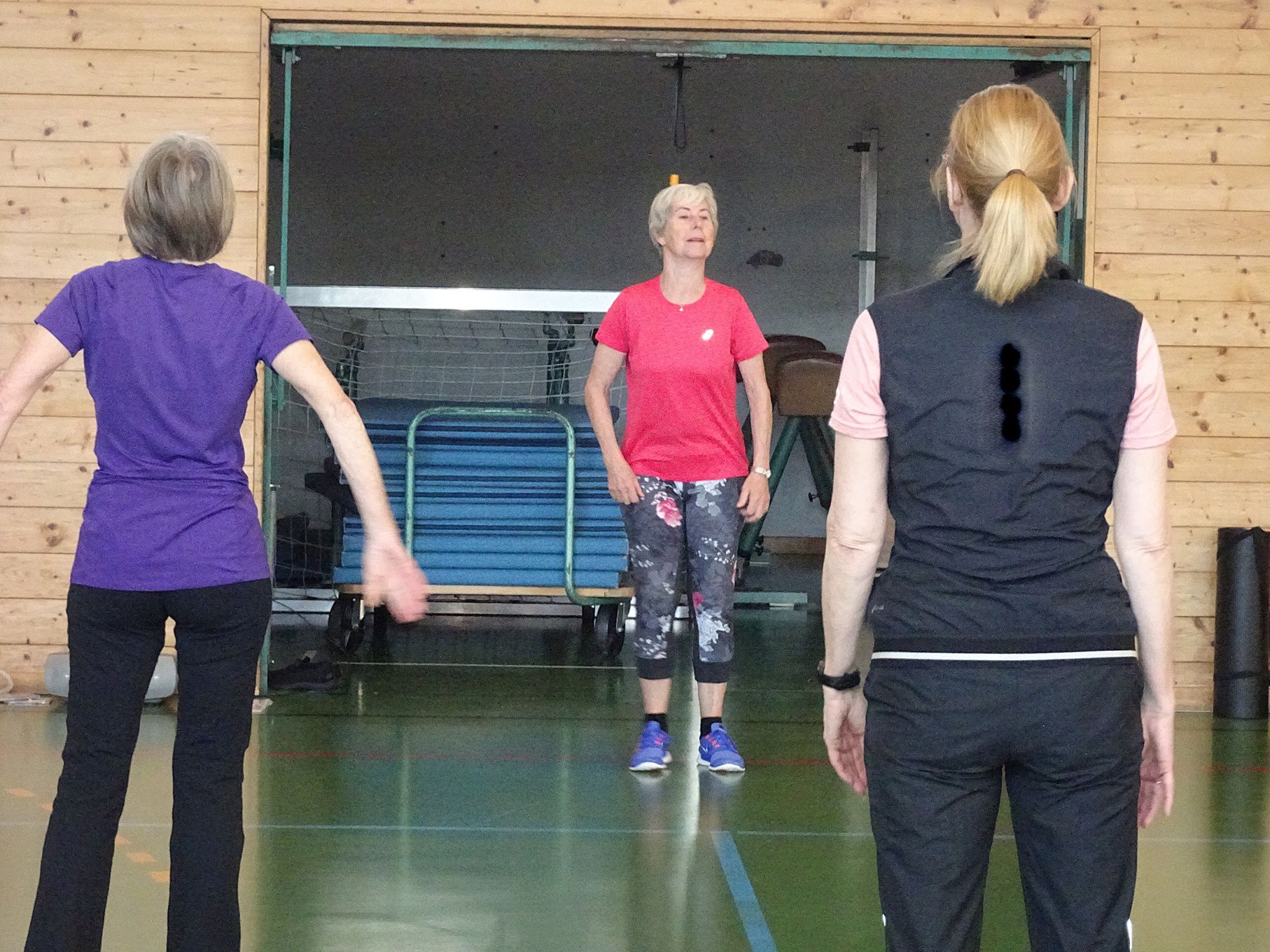 Hedi Mangeng gibt den Takt vor und hält die Gruppe in Bewegung.