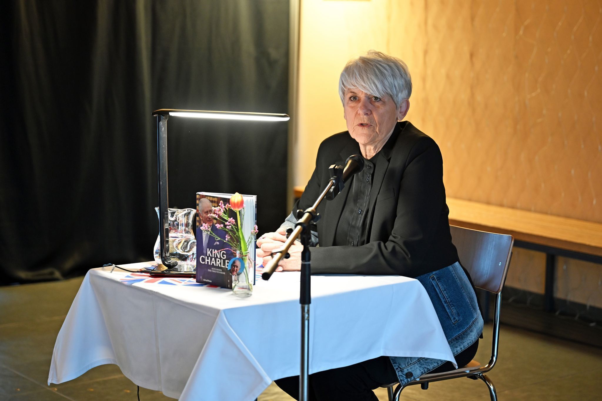 Mit viel Humor und persönlichen Einblicken führte Lisbeth Bischoff durch die Welt der Royals.