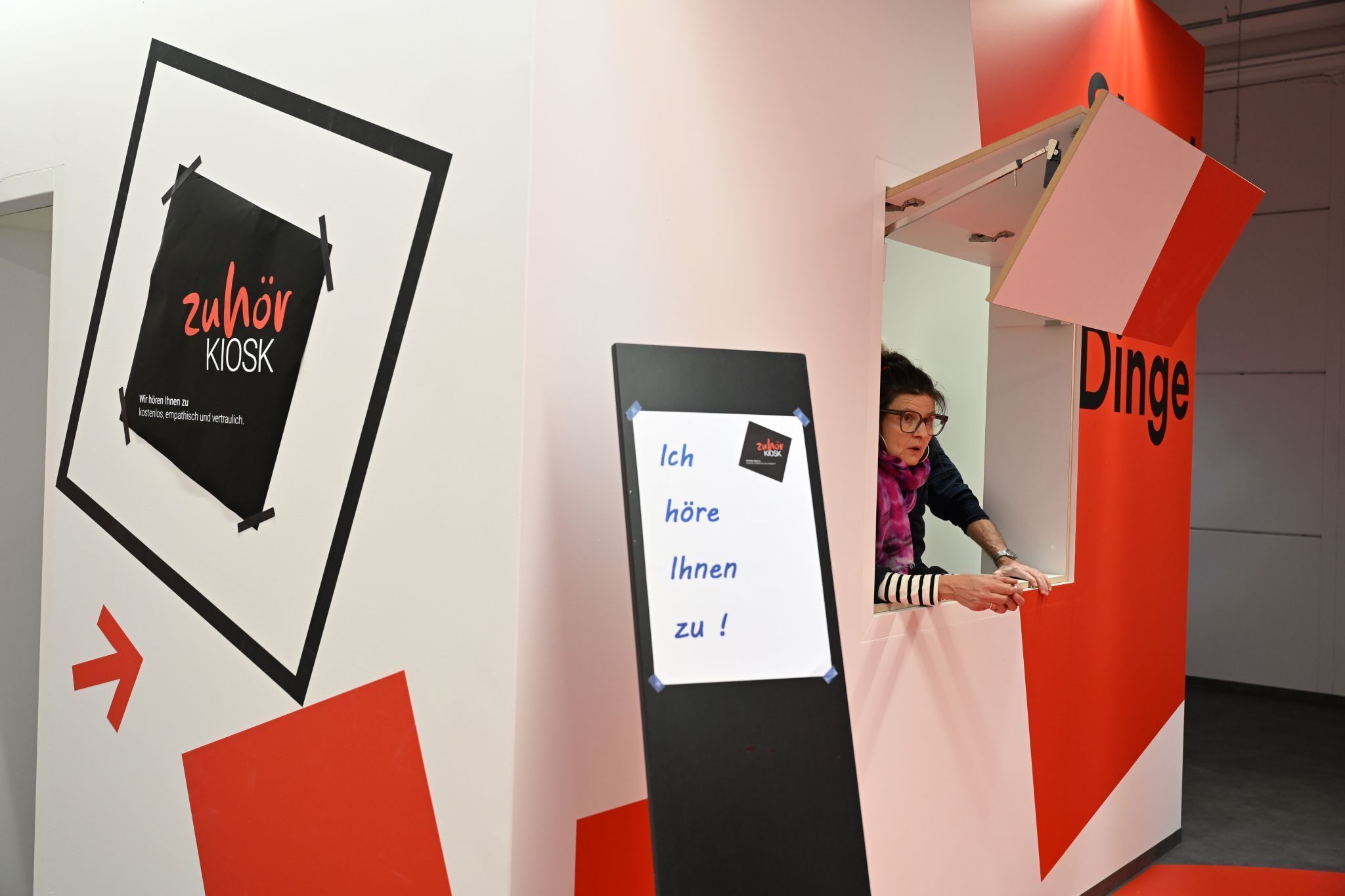 Steht das Schild „Ich höre Ihnen zu“ draußen, ist der Zuhörkiosk besetzt.