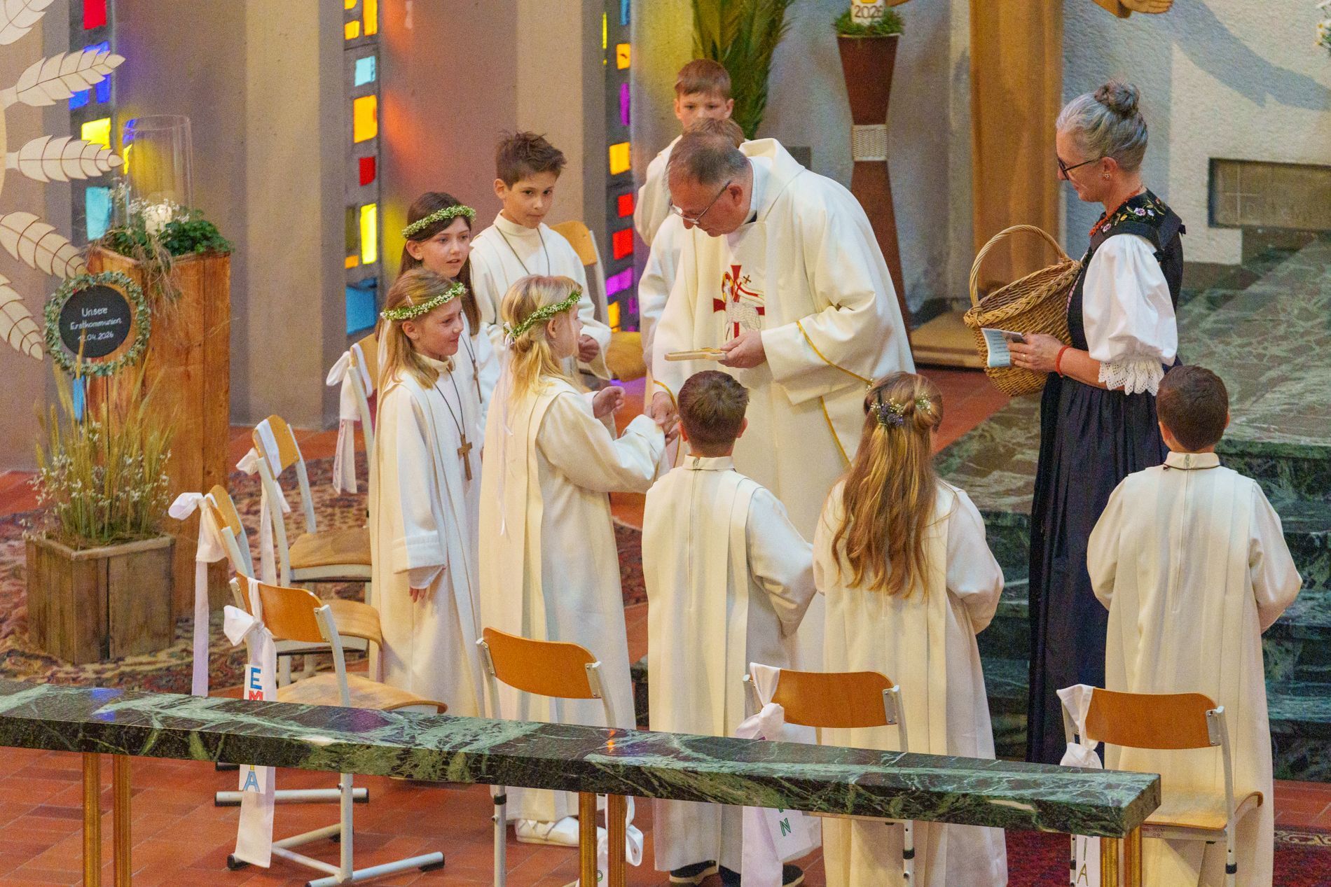 Zum Schluss erhielt jedes Kind von Pfarrer Tinkhauser ein Kreuz zur Erinnerung an diesen Tag.